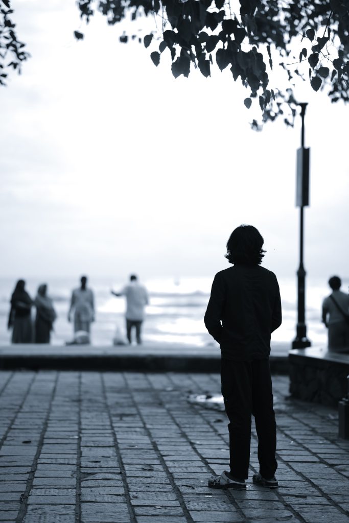 Pourquoi il reste distant mais ne me quitte pas ?