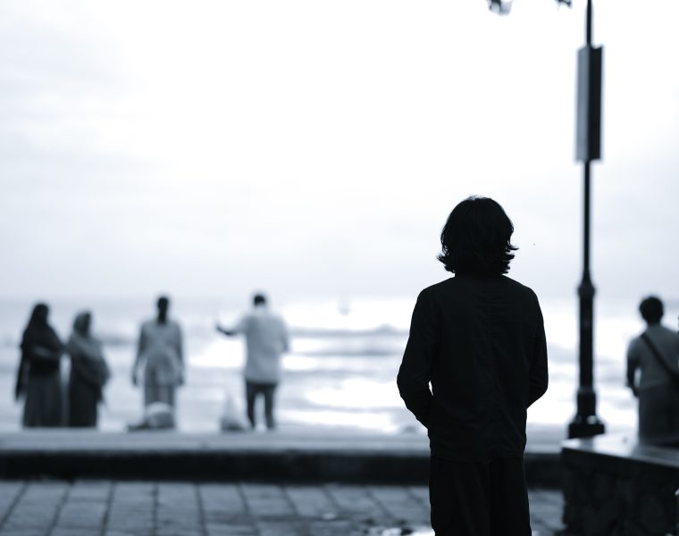 Pourquoi il reste distant mais ne me quitte pas ?