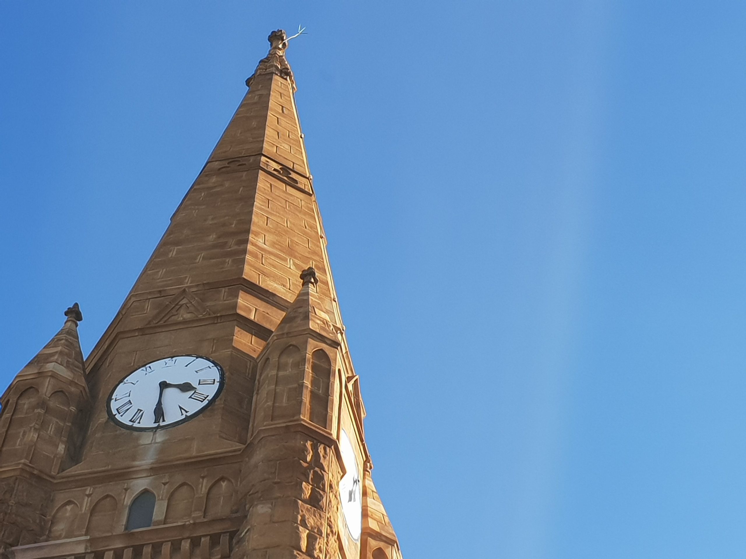 Clocher gothique avec horloge ciel bleu