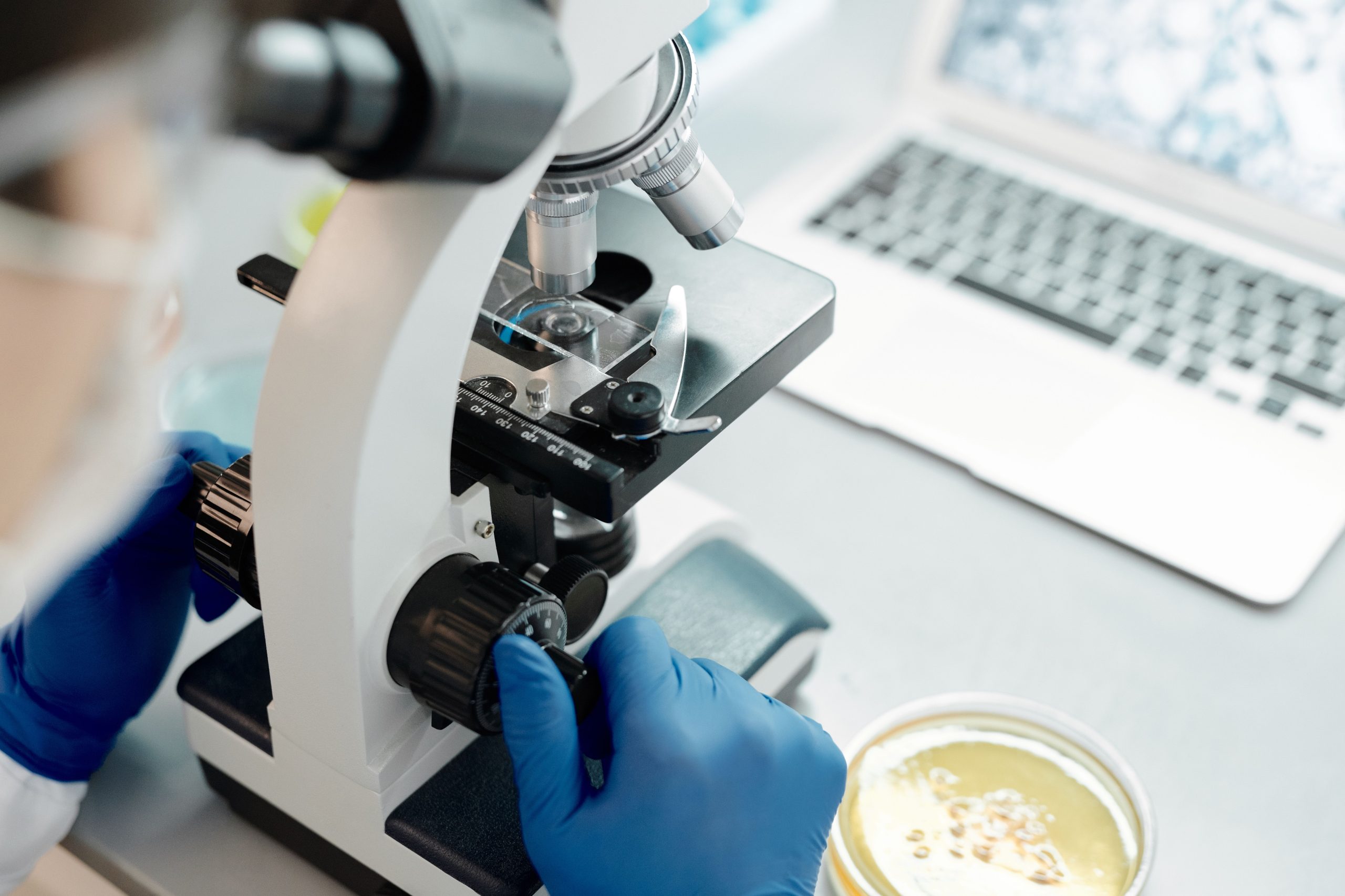 Chercheur analysant des échantillons biologiques