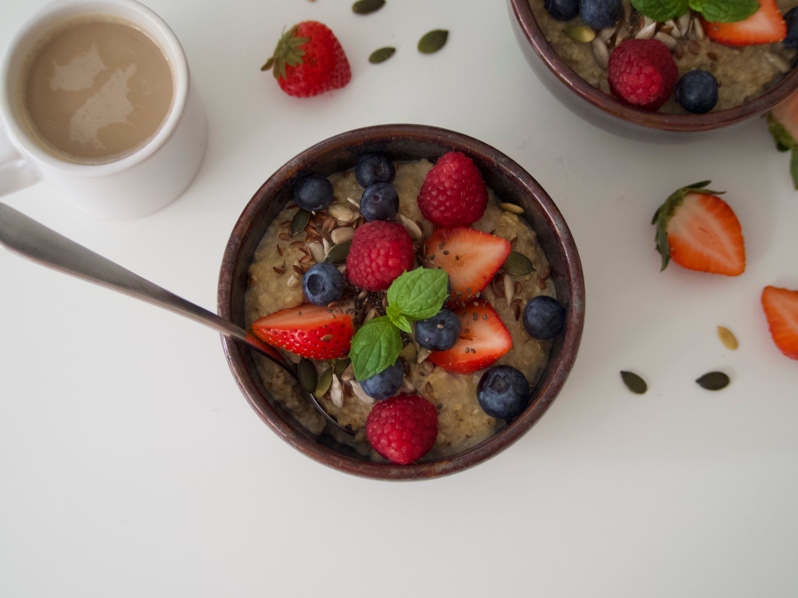 Avoine aux fruits rouges frais pour petit-déjeuner sain