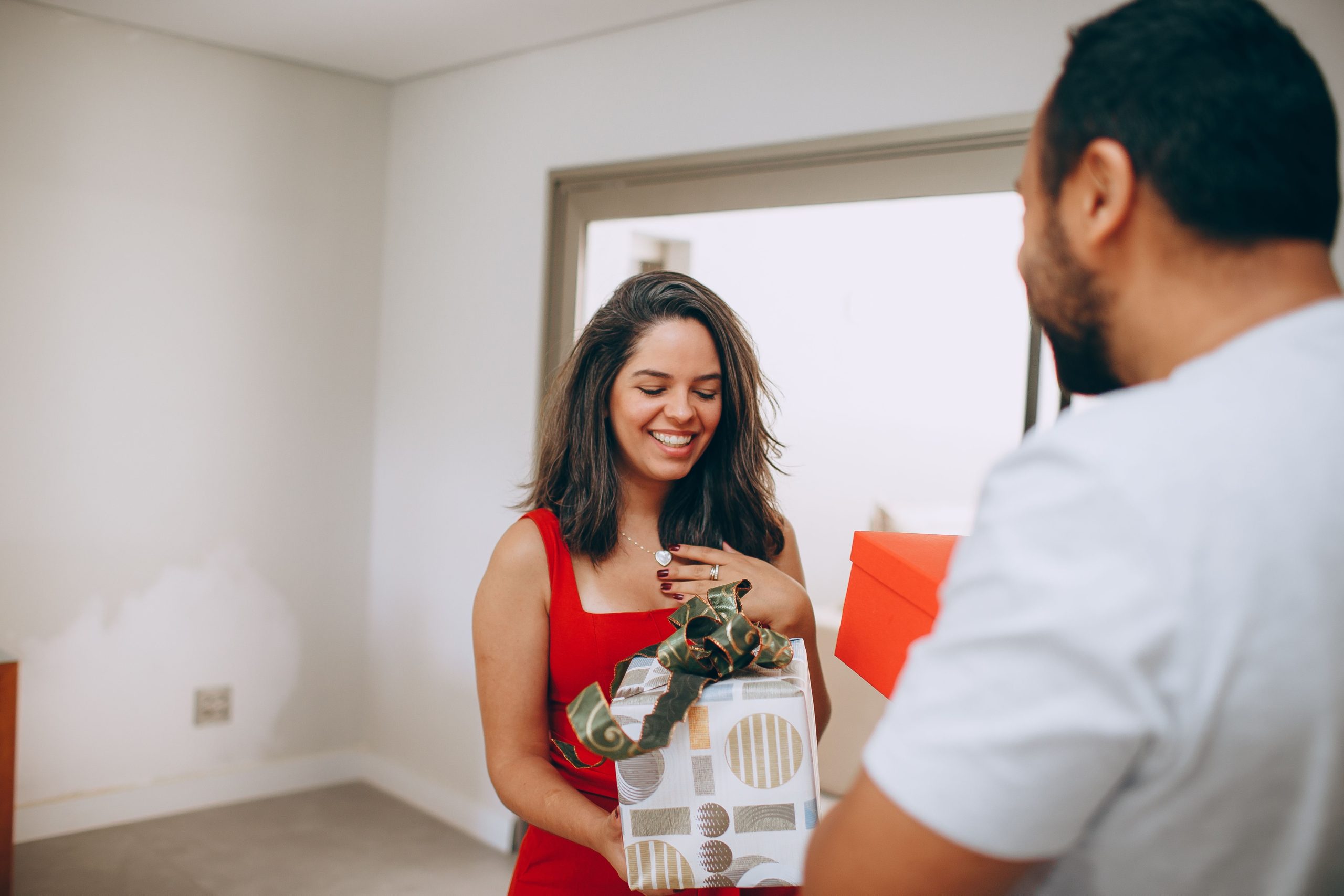 Homme et femme partageant joie et cadeaux