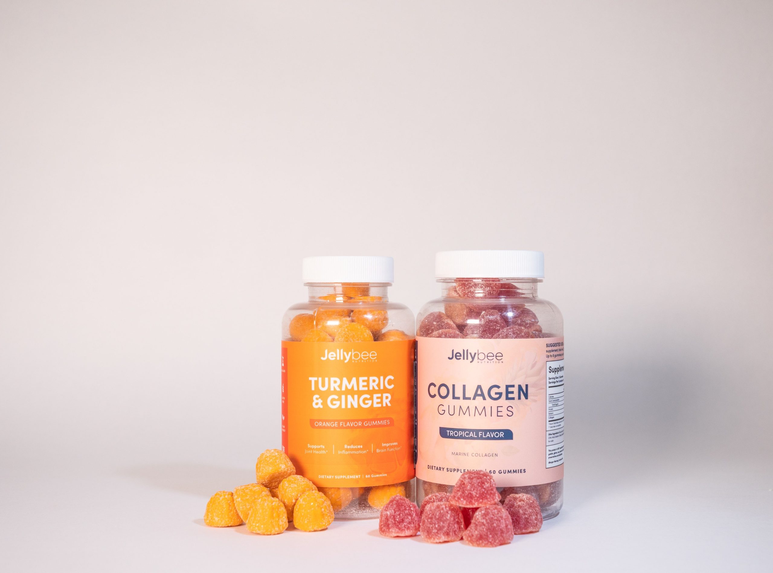 Gommes collagène curcuma gingembre sur surface blanche