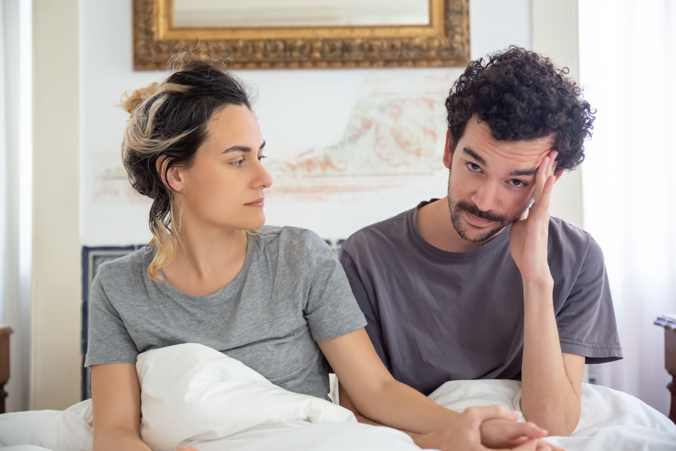 Couple pensif au lit dans un moment tendre et bienveillant