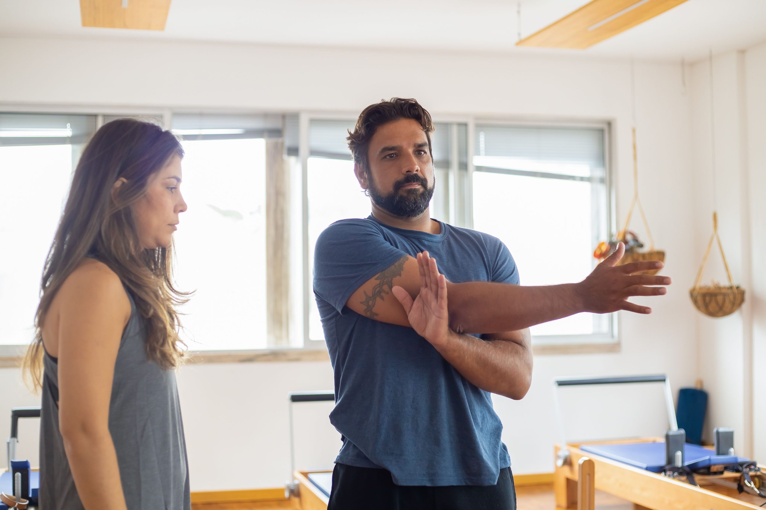 Homme et femme faisant des étirements ensemble