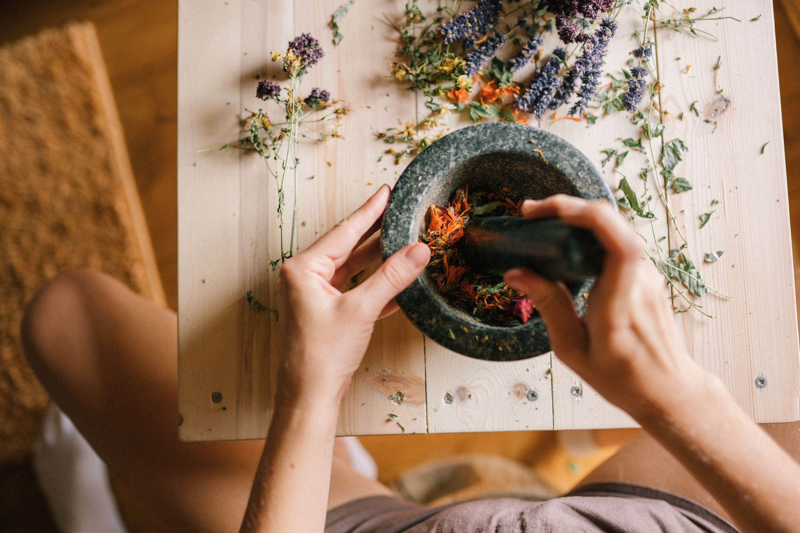 Herbes séchées broyées au mortier et pilon