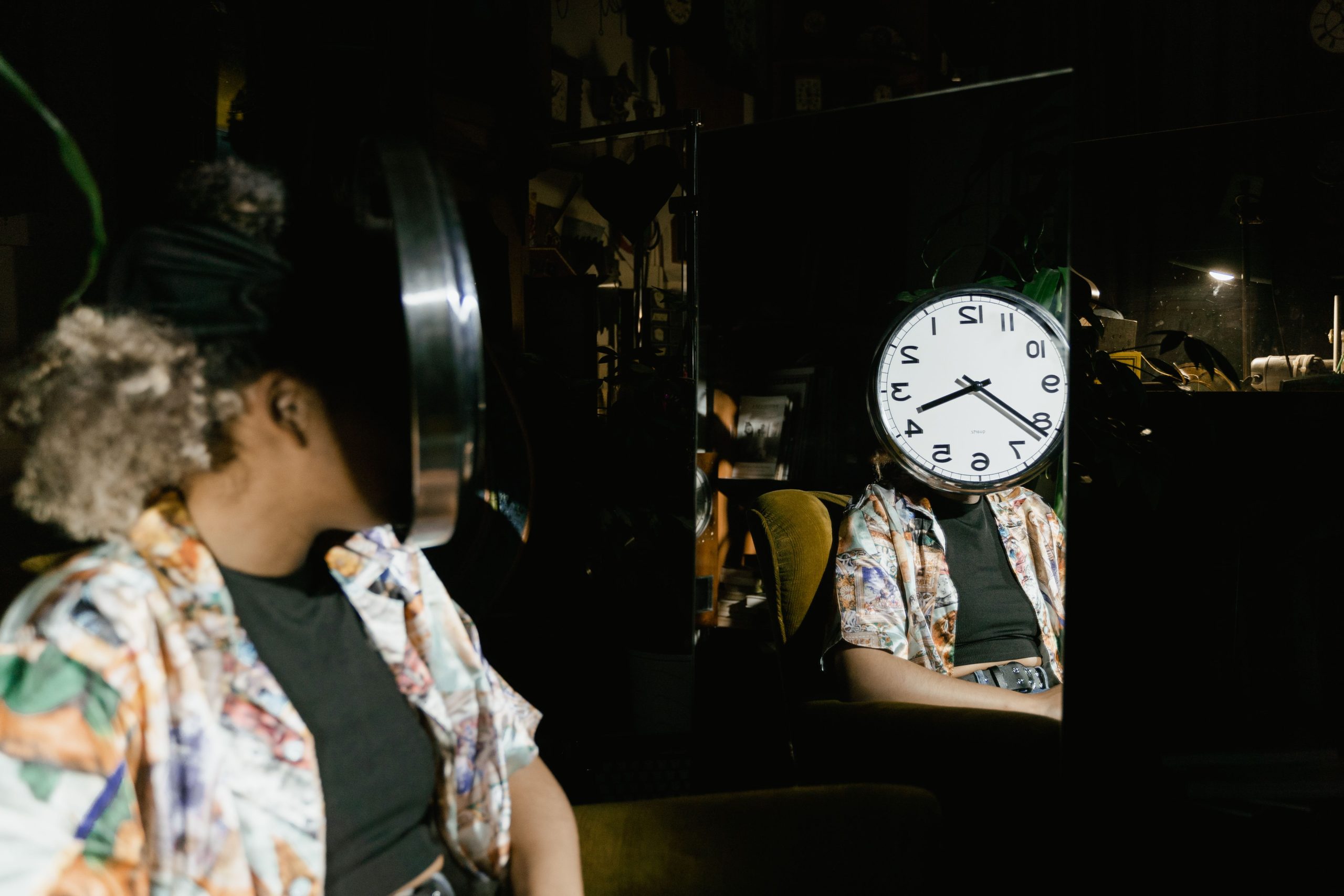 Femme avec horloge en lieu du visage