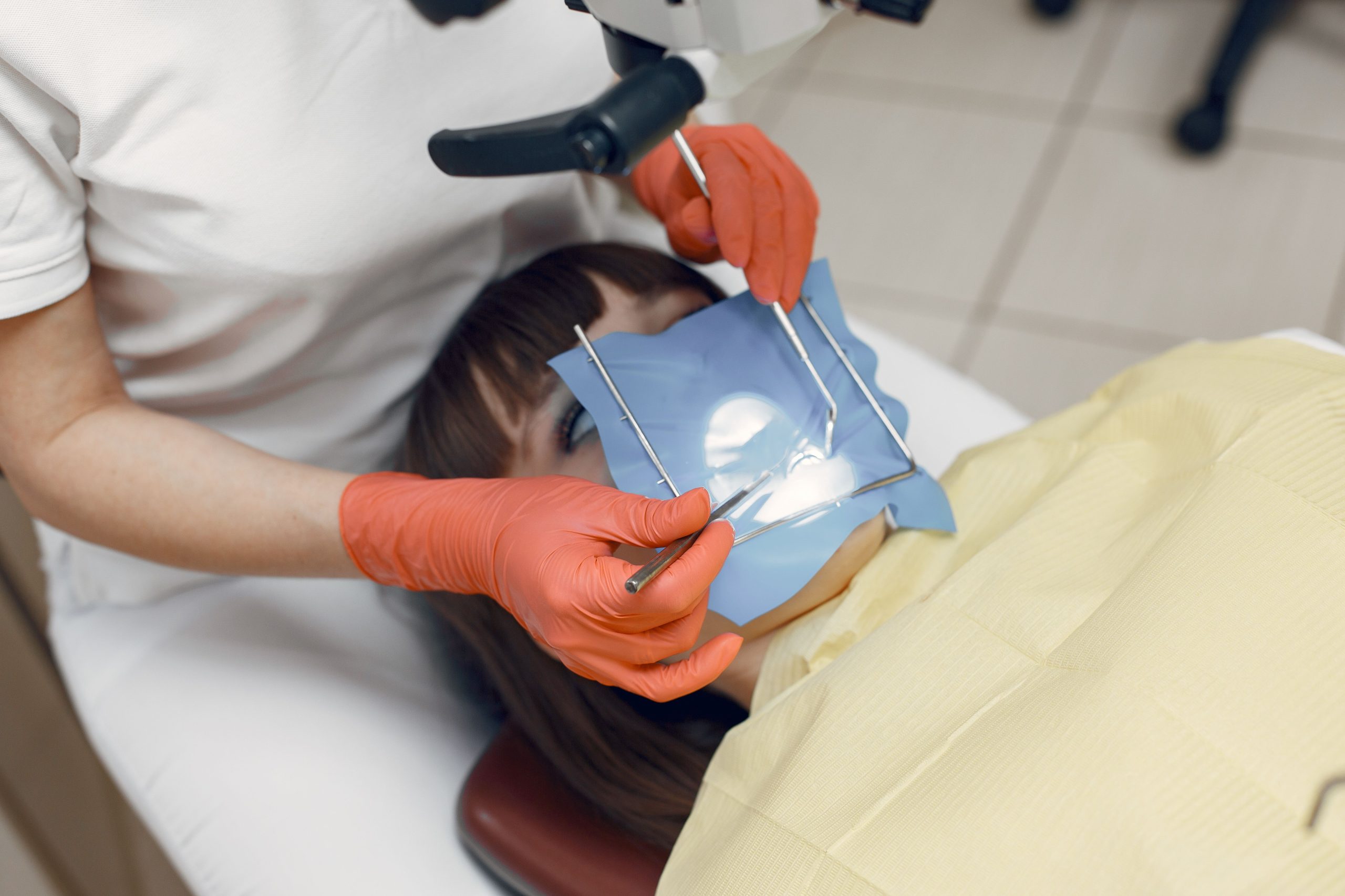 Dentiste effectuant une intervention dentaire precisie