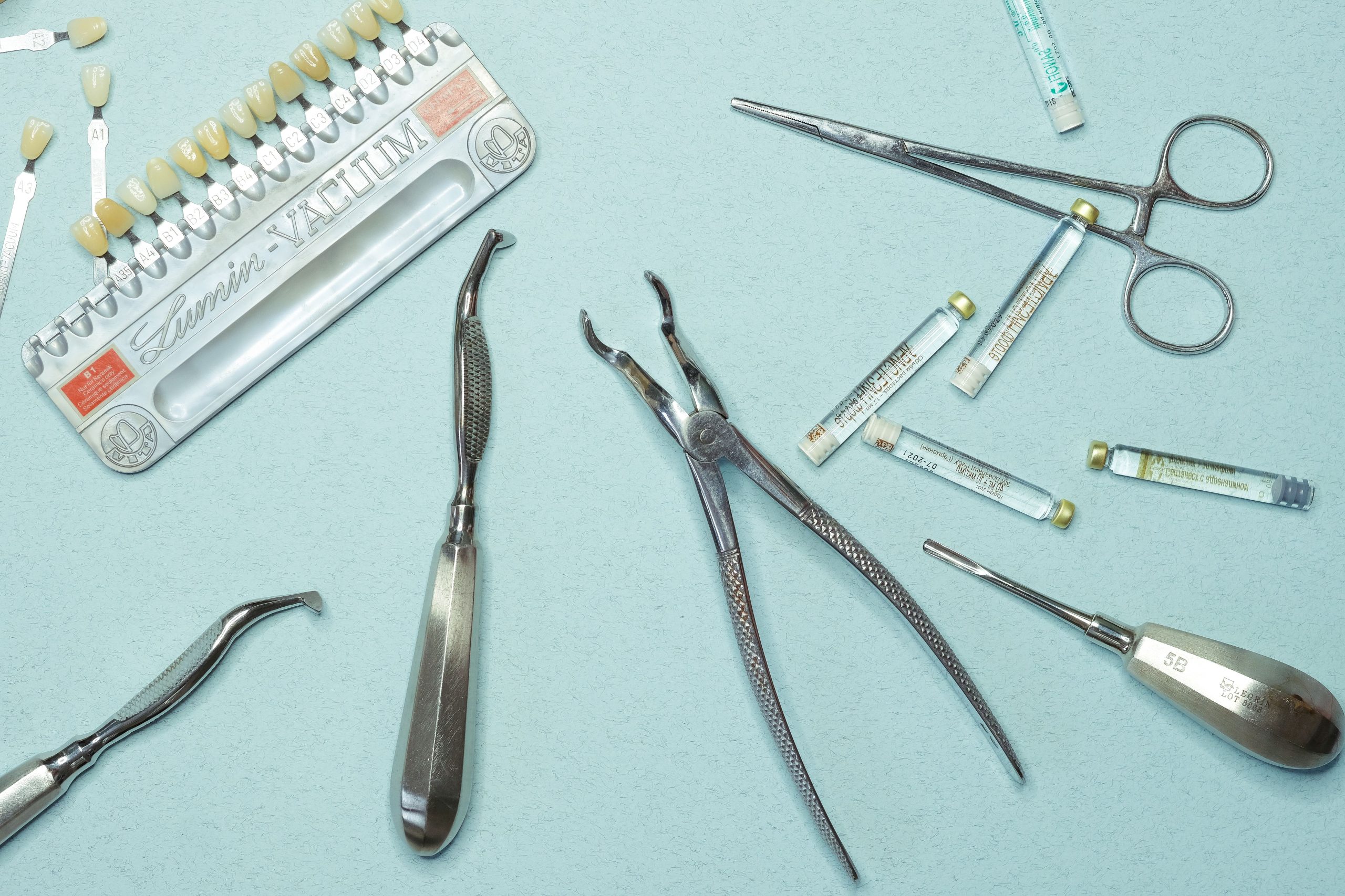 Instruments et materiels dentaires disposes sur surface