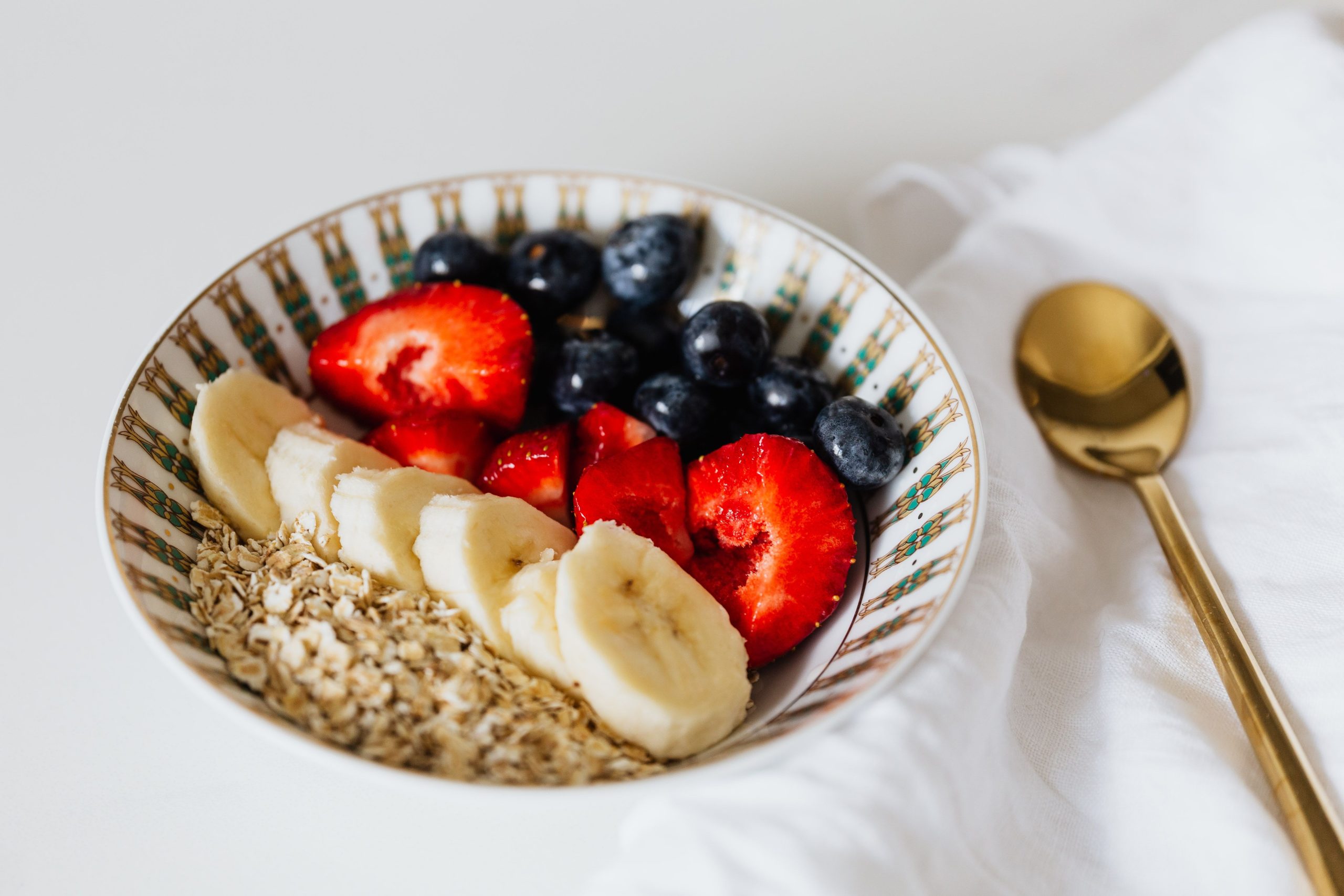 Porridge sain aux bananes, fraises et myrtilles
