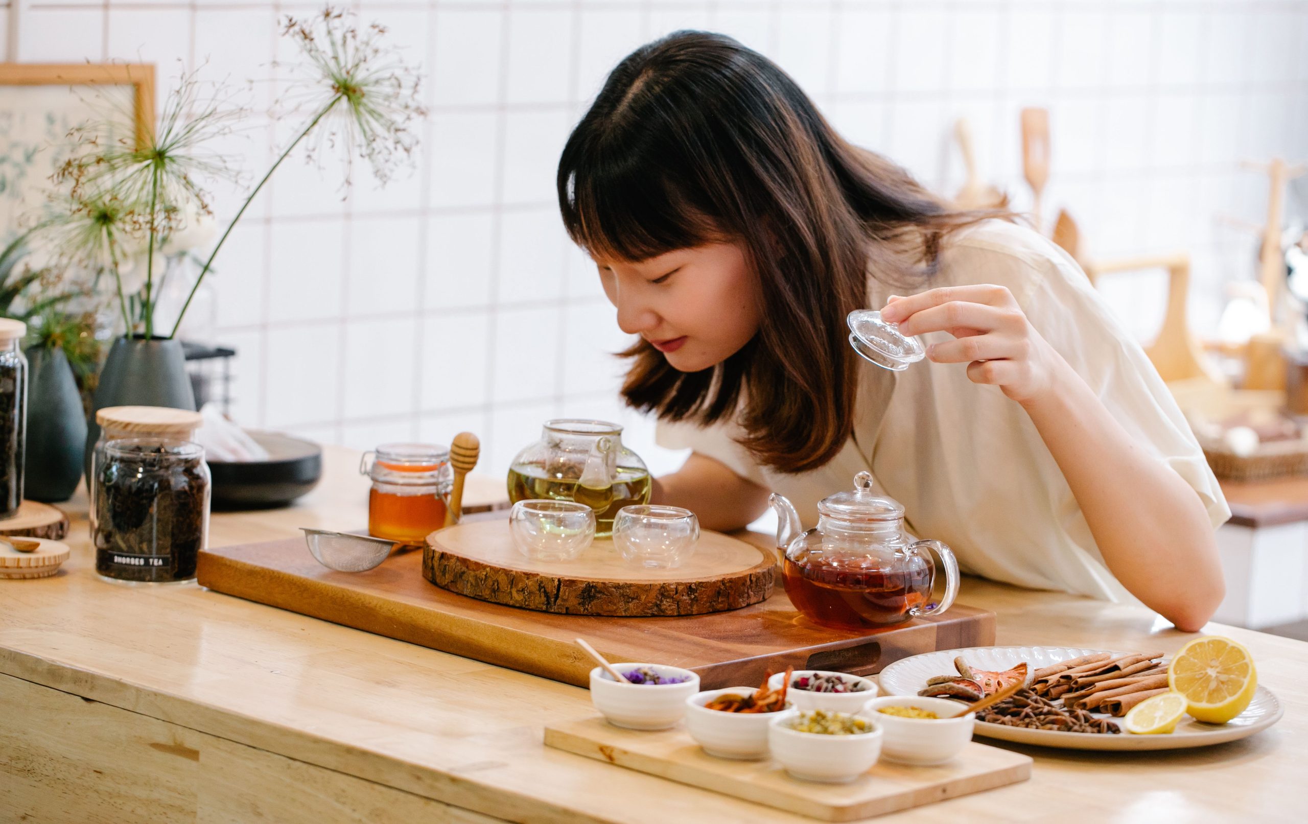 Femme preparant tisane herbes naturelles cuisine