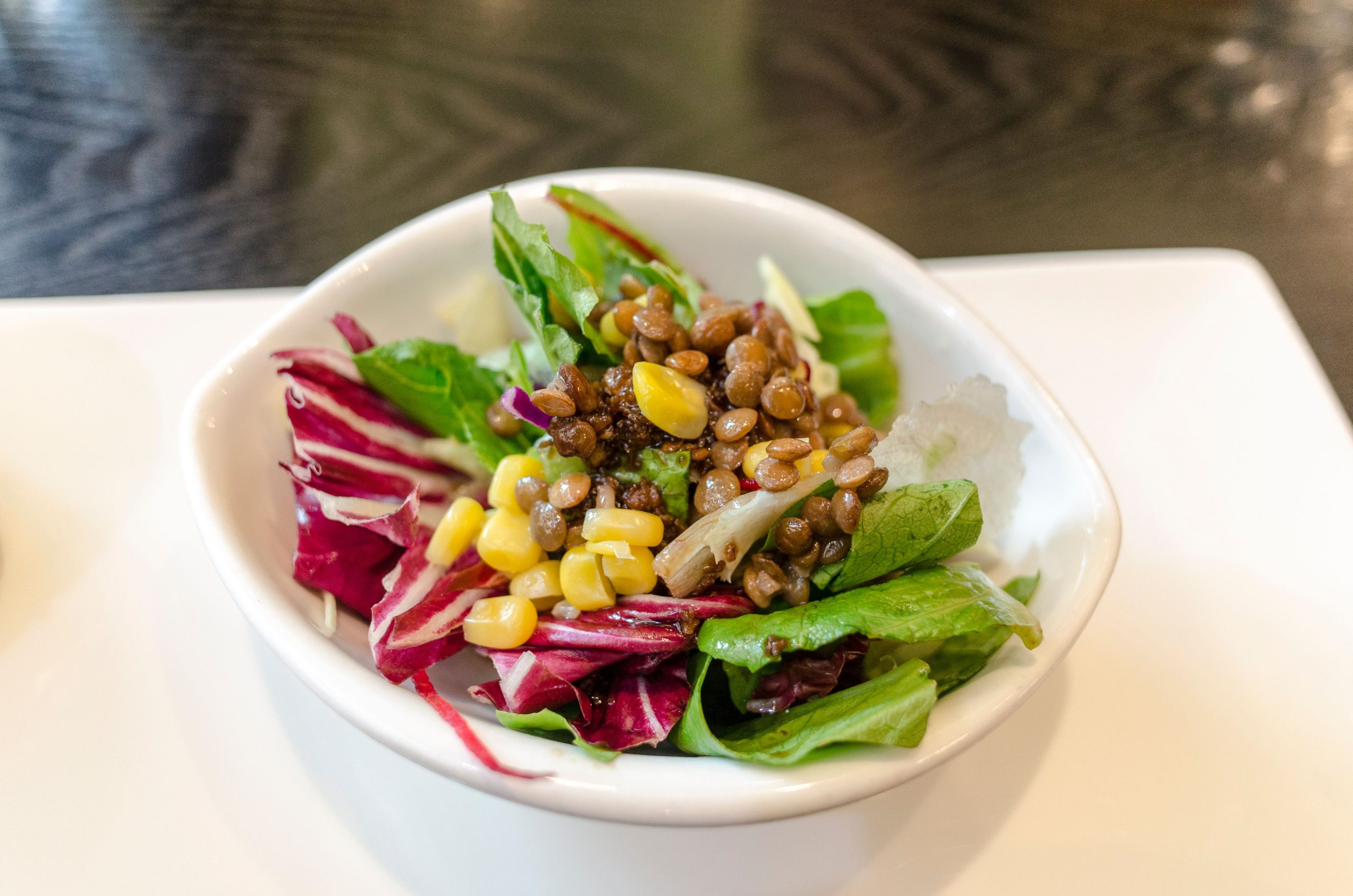 Salade fraîche de lentilles et maïs en bol
