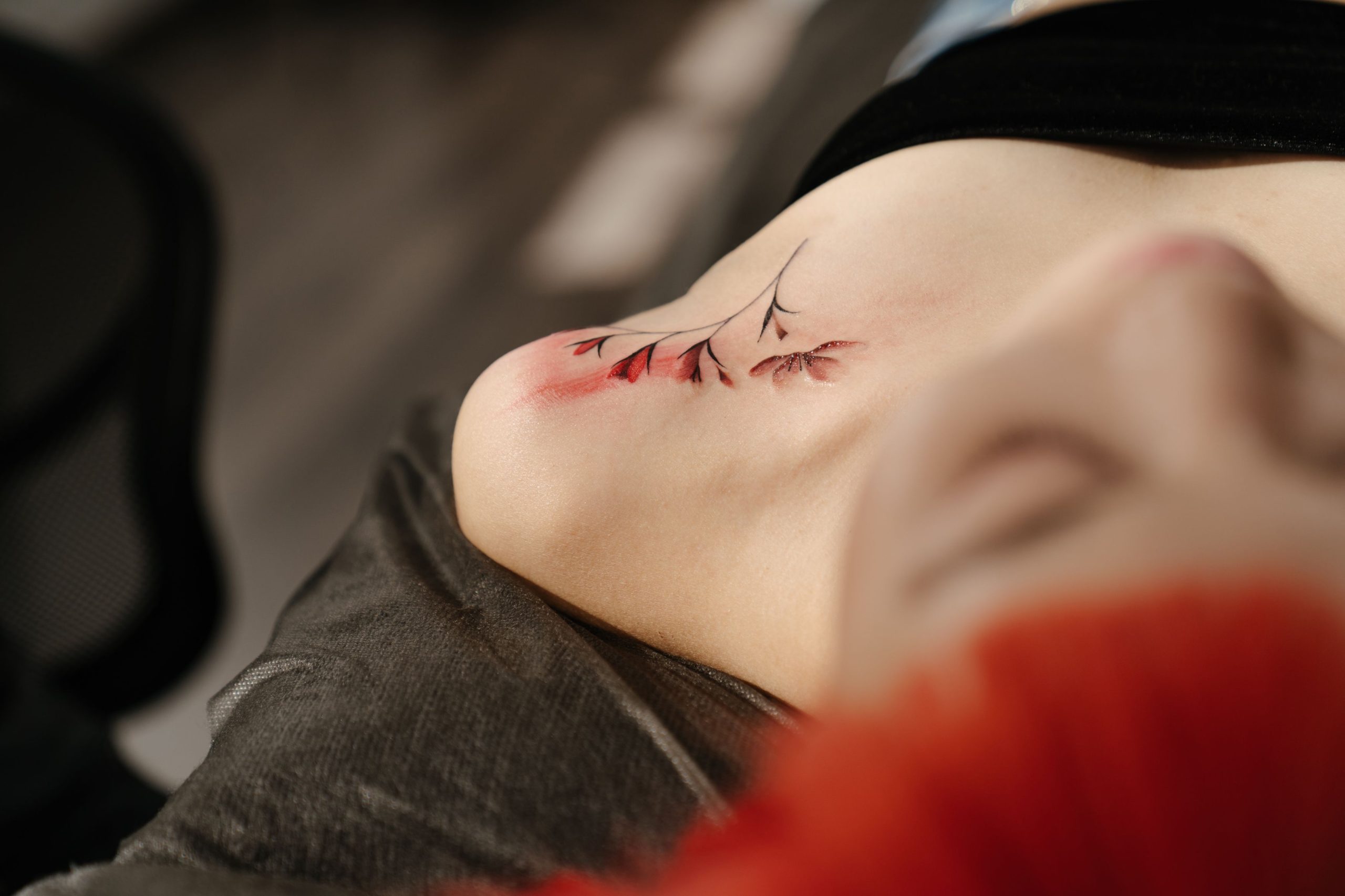 Tatouage floral japonais délicat sur l'épaule