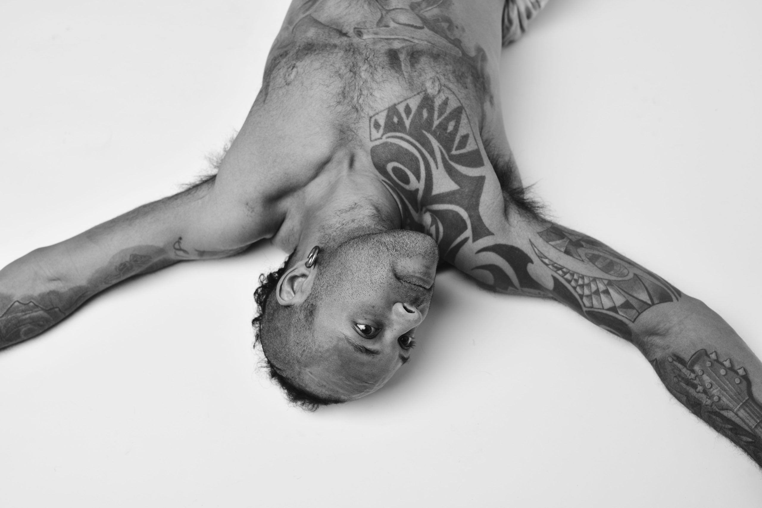 Portrait homme tatoué posant avec art corporel