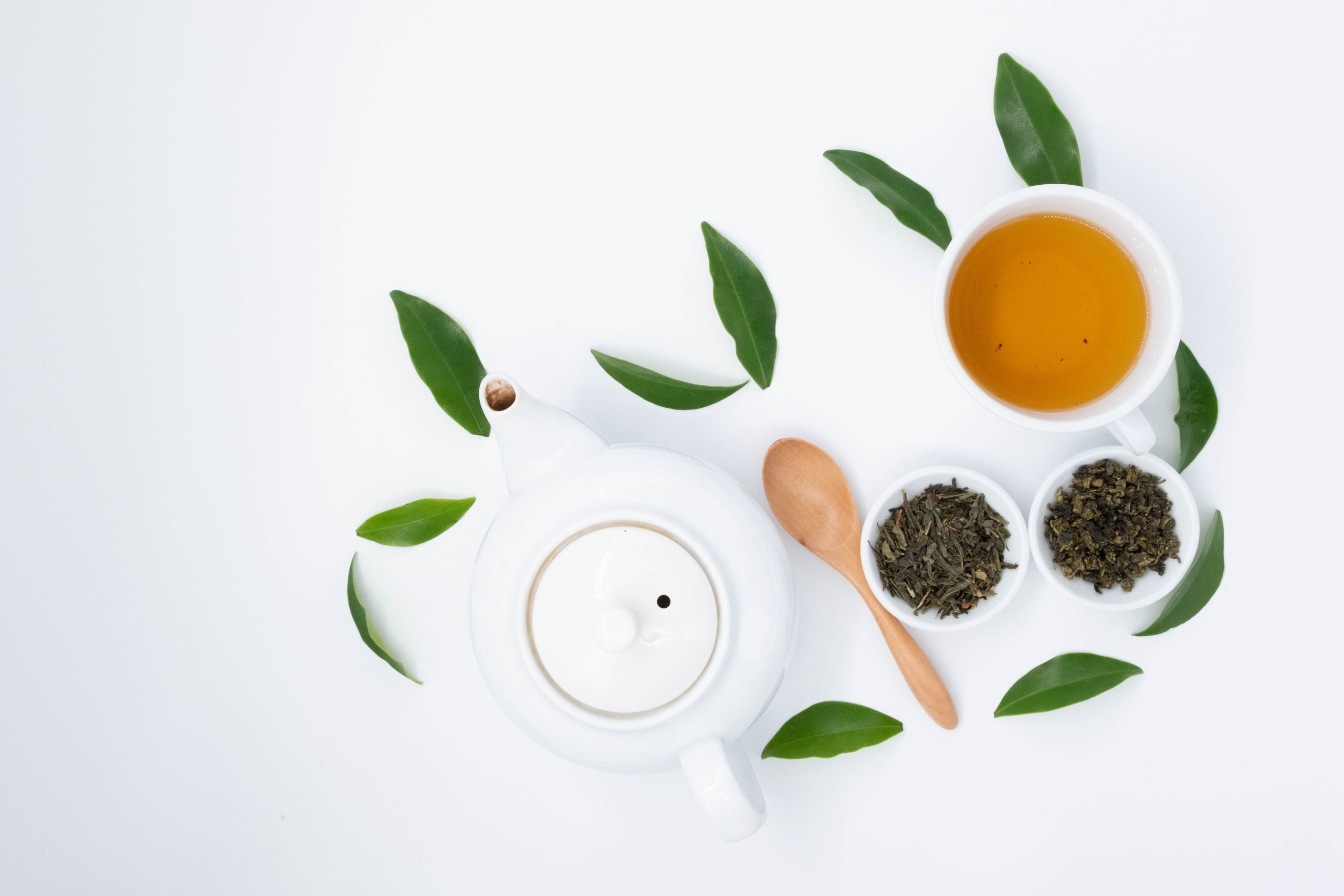 Thé vert avec feuilles fraîches et théière