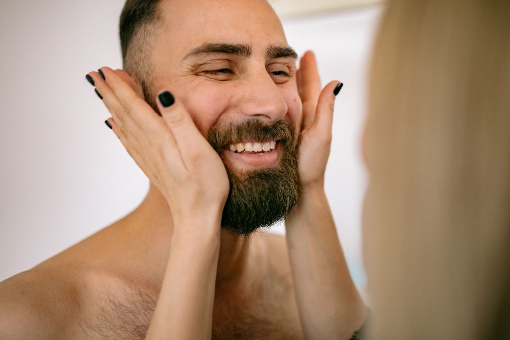 Toucher le visage d’une femme, qu’est-ce que ça signifie vraiment ?