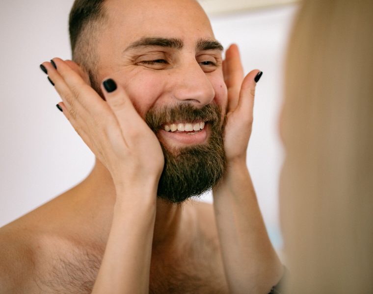 Toucher le visage d’une femme, qu’est-ce que ça signifie vraiment ?