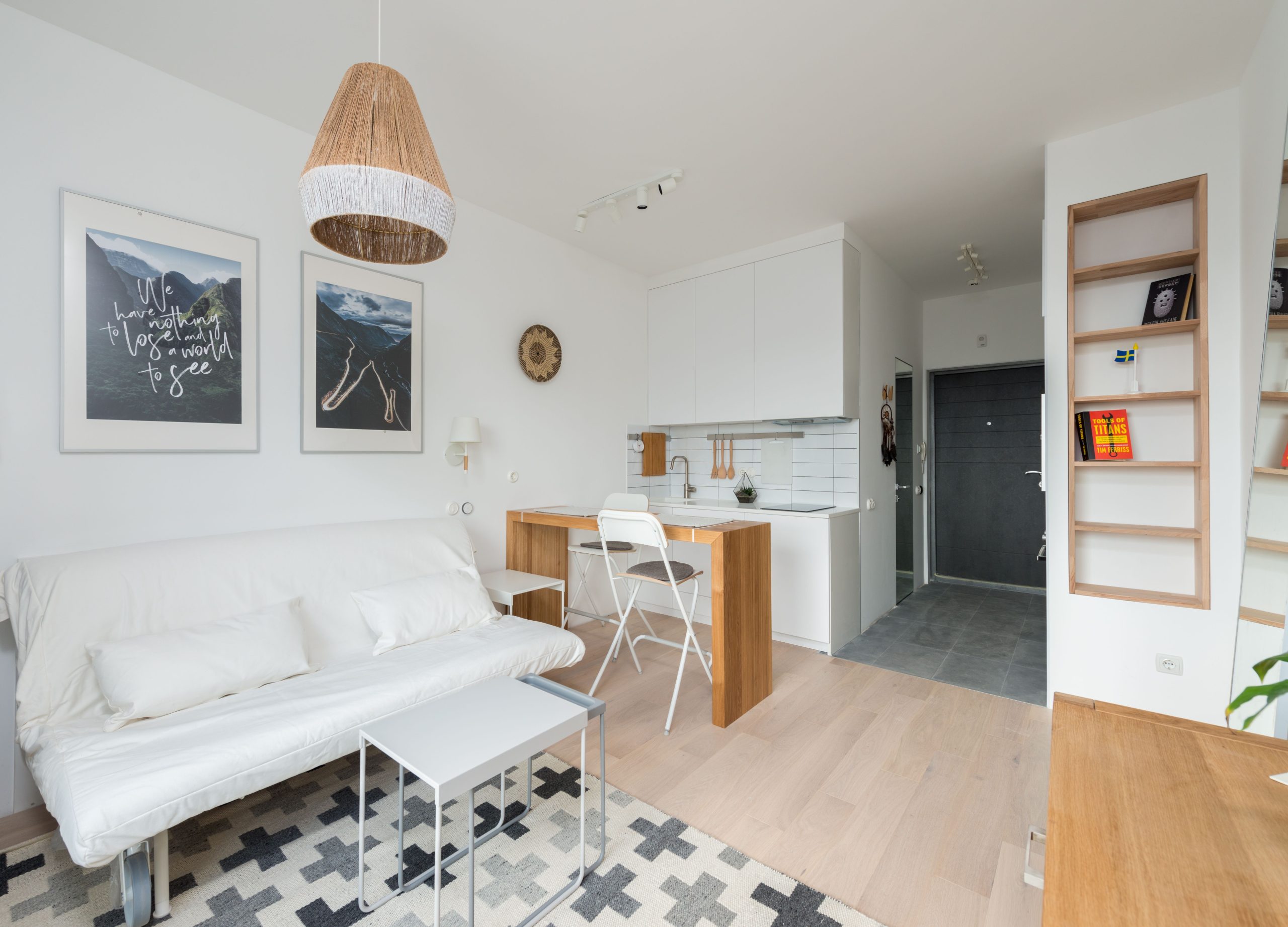 Canapé confortable dans petit salon aménagé