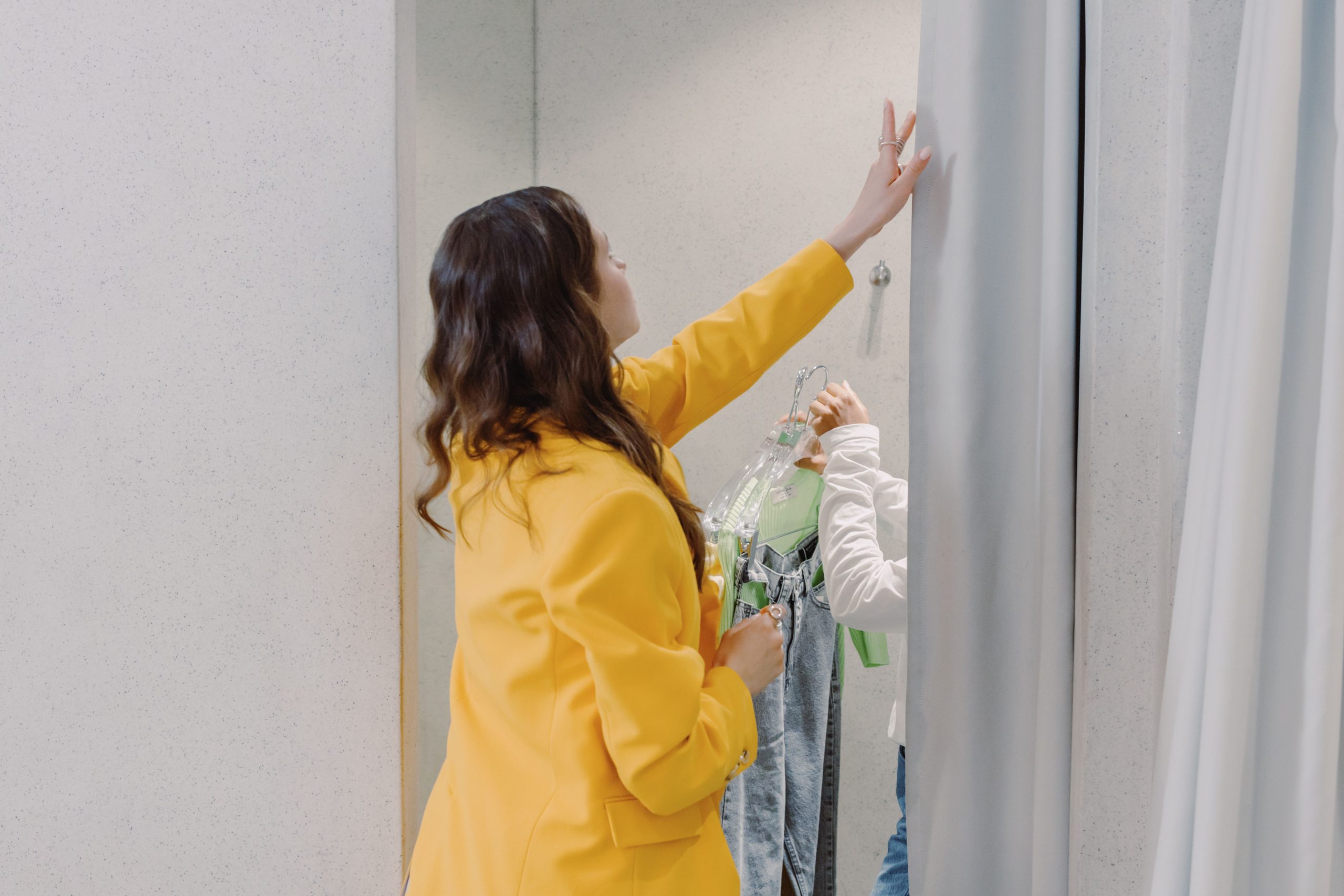 Conseillère aide à sélectionner des vêtements mode