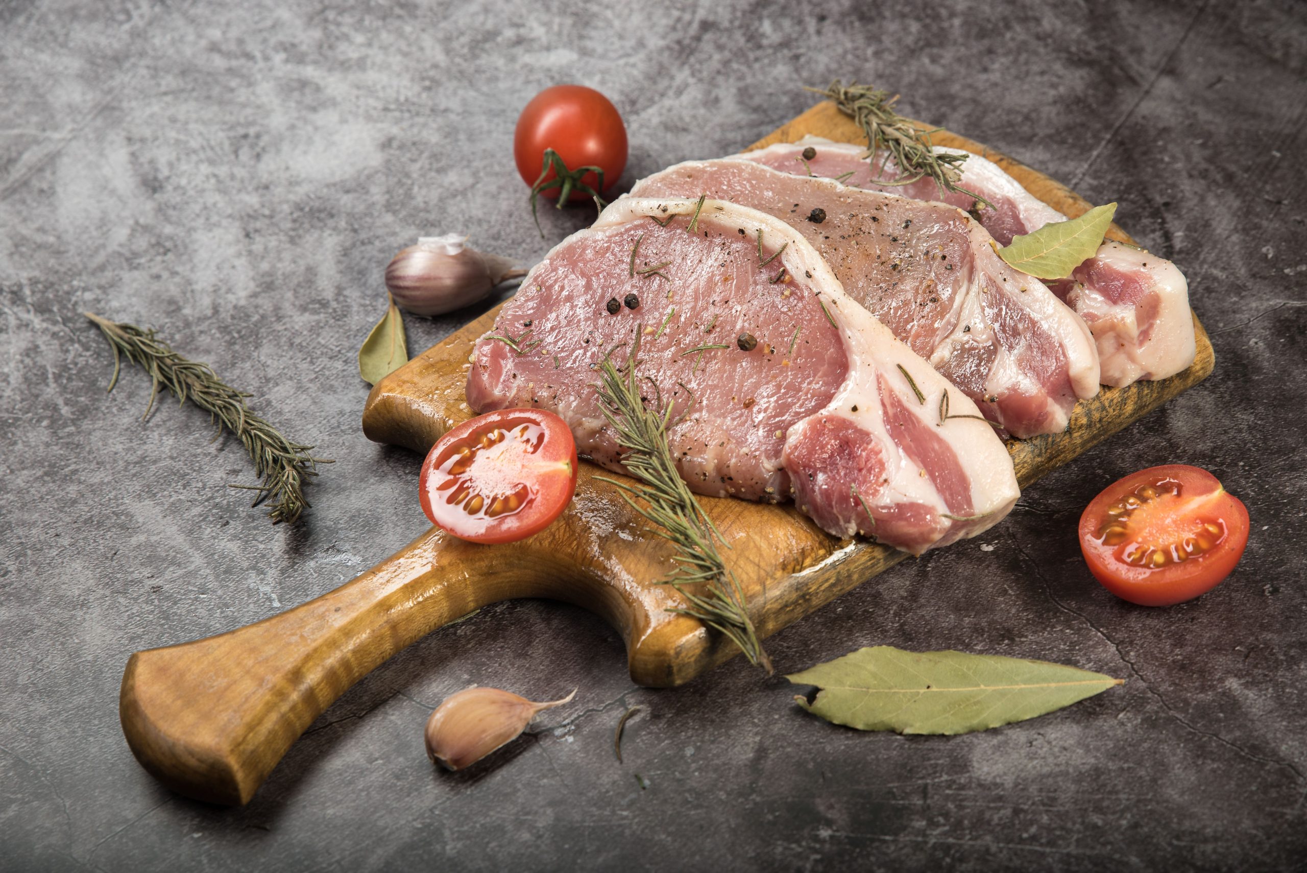 Côtes porc fraiches herbes tomates ail bois