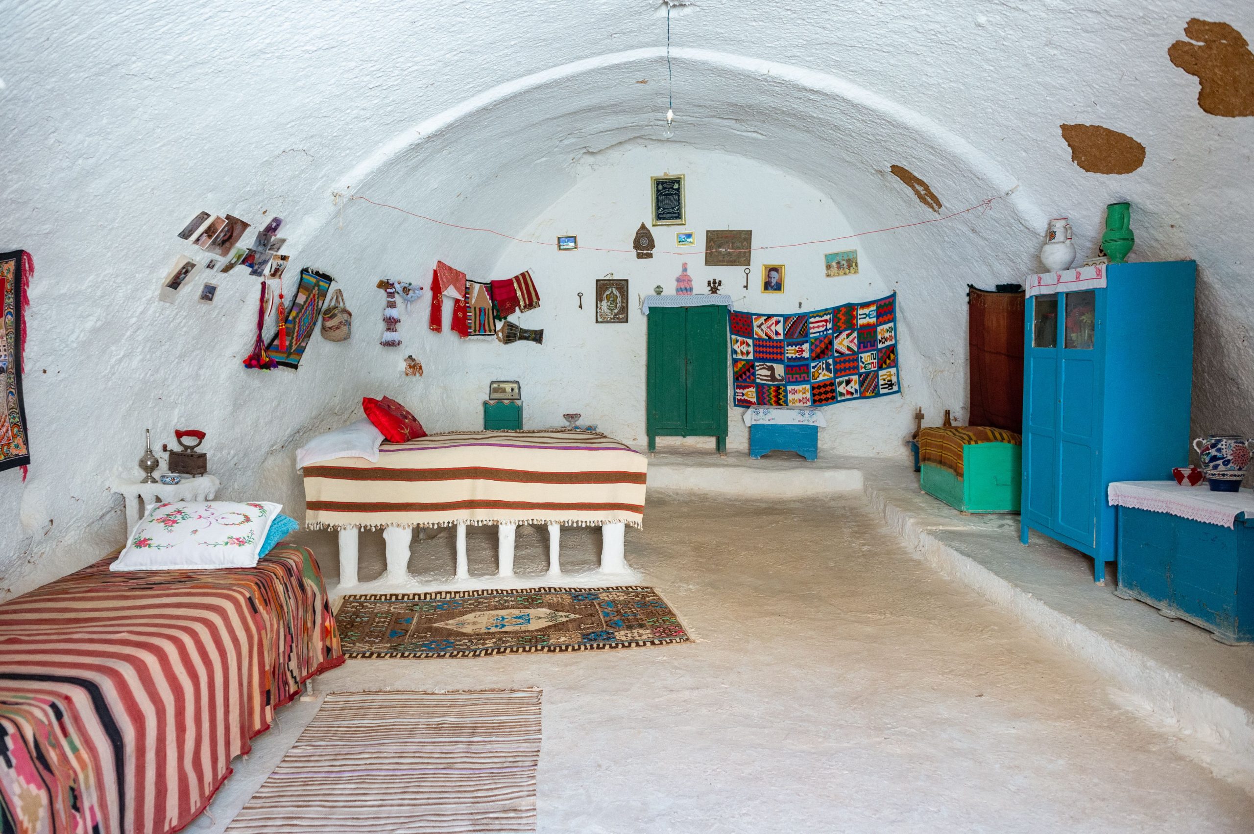 Intérieur cave berbère décoration traditionnelle textiles