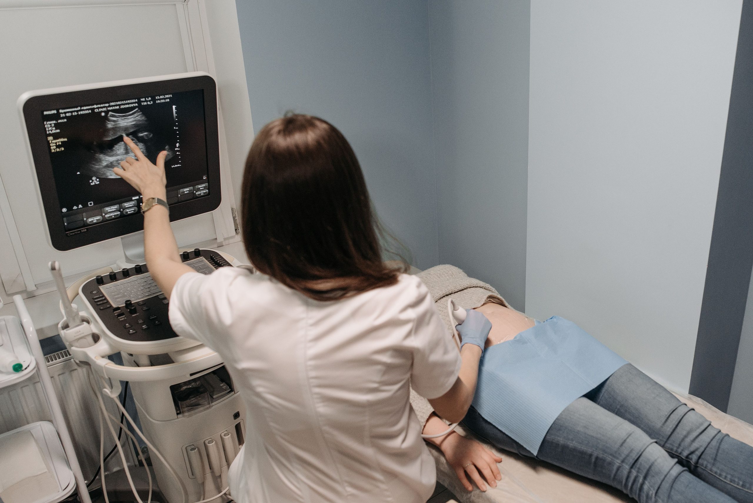 Médecin réalisant un dépistage par échographie