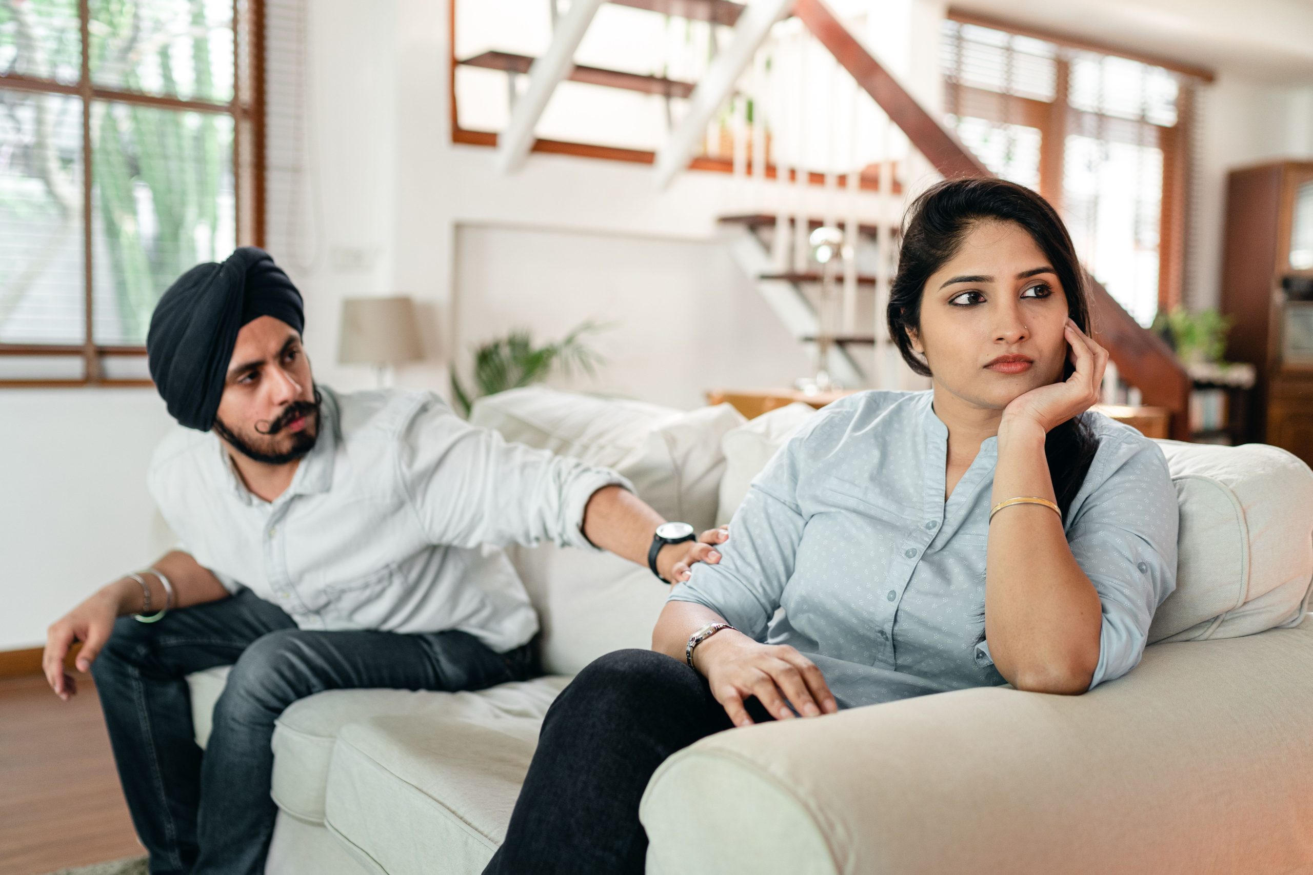 Homme consolant femme frustrée lors dispute