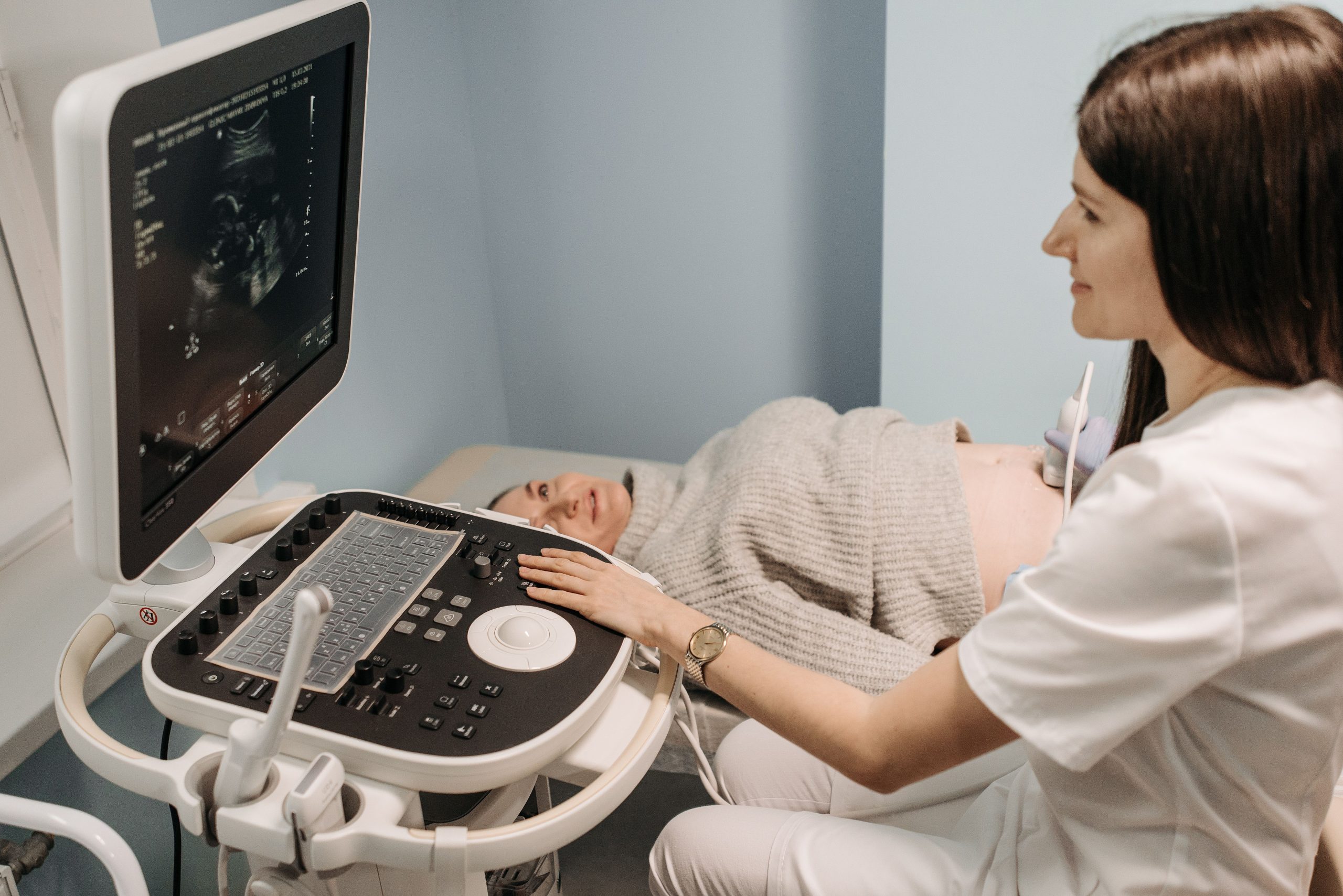 Professionnel effectuant échographie femme enceinte