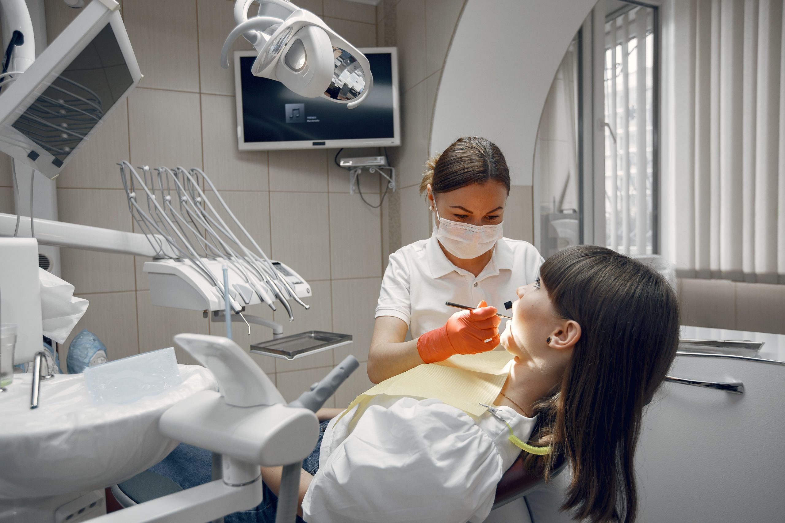 Dentiste examinant patiente en clinique moderne