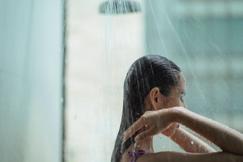 Combien de cheveux perd-on par jour, vraiment ?