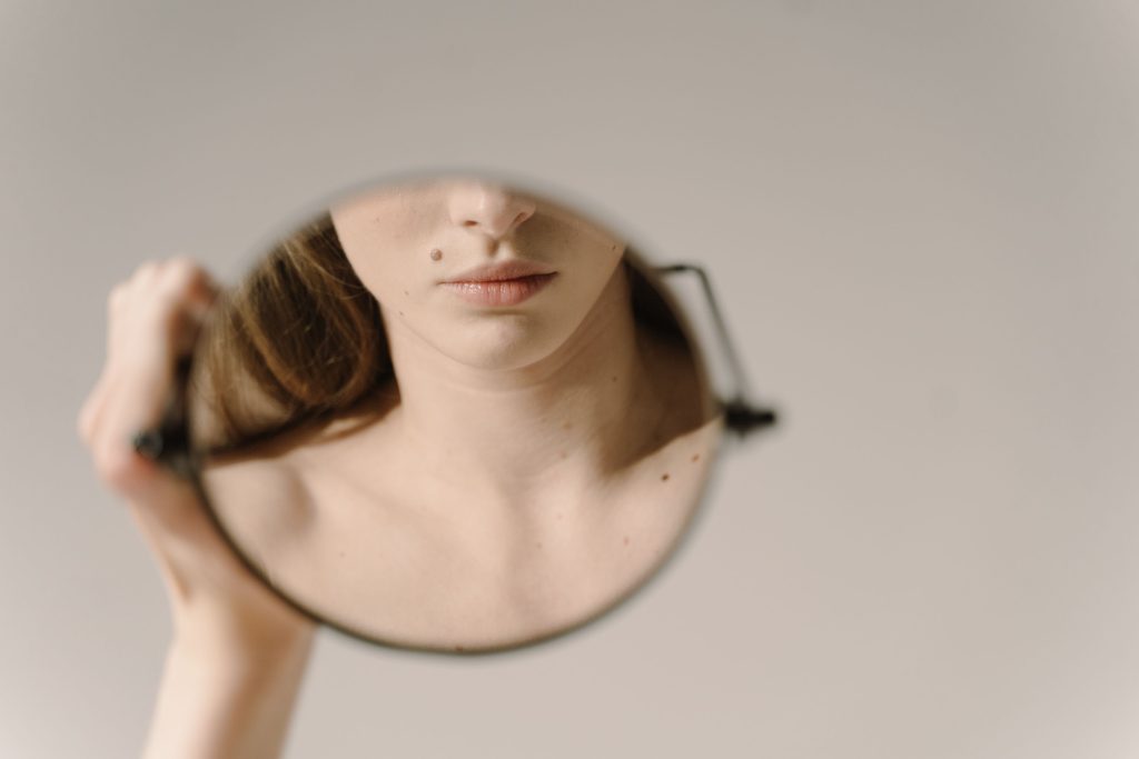 Grain de beauté bouche : atout ou signe à surveiller ?