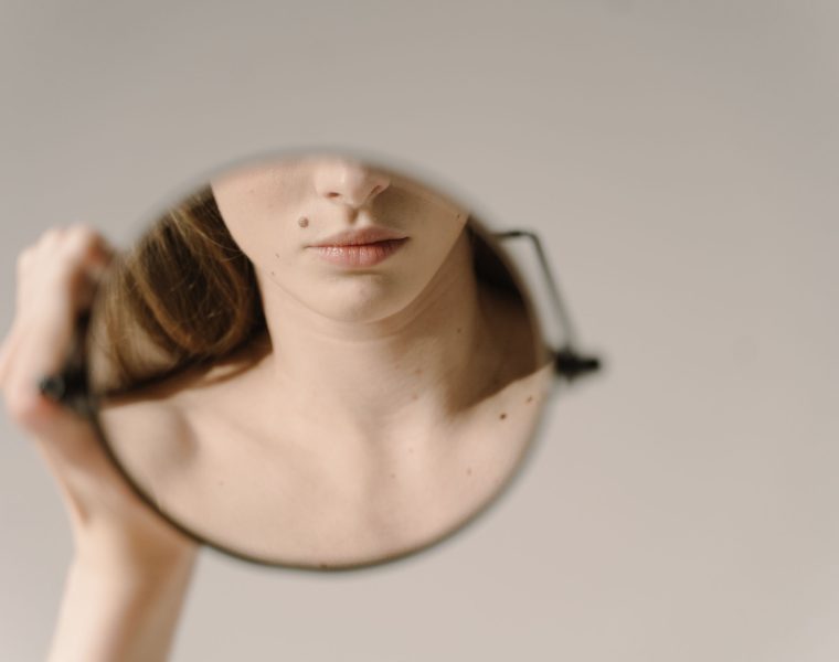 Grain de beauté bouche : atout ou signe à surveiller ?