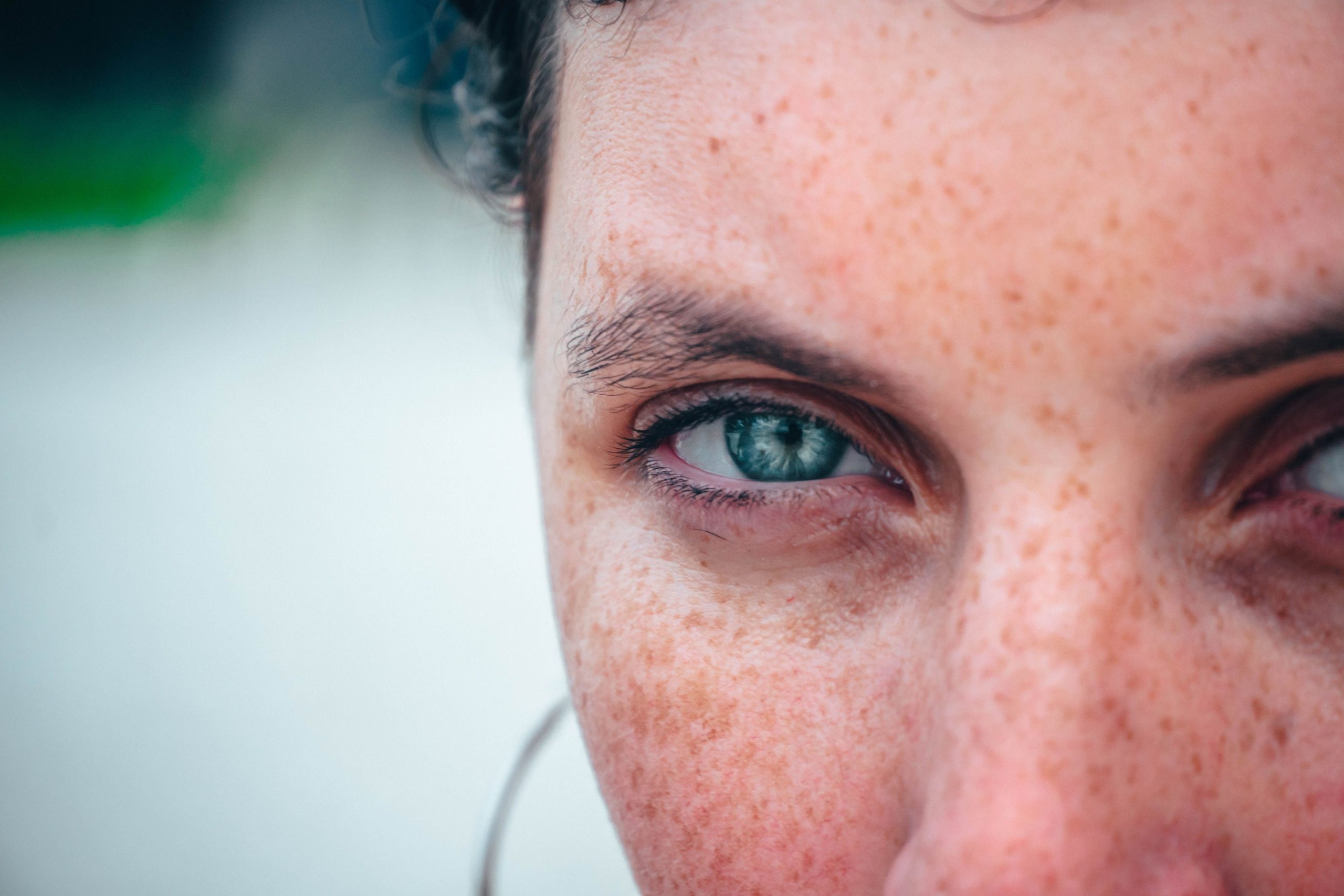 Gros plan visage avec grain de beauté visible