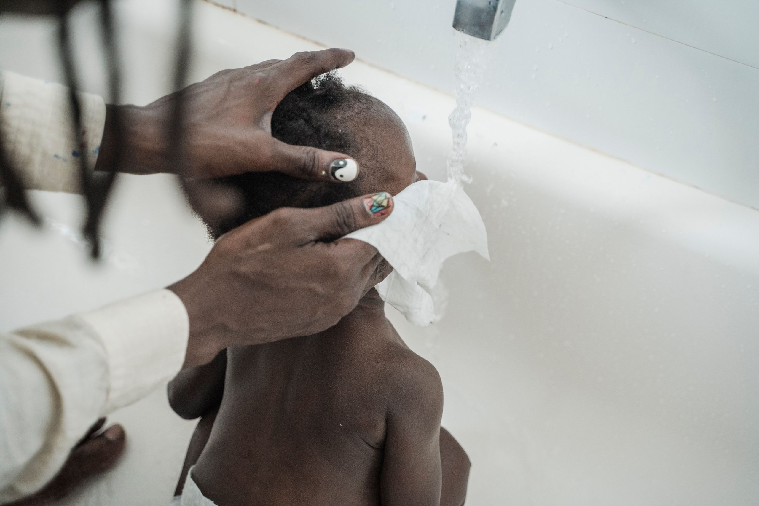Enfant lavé avec soin pendant le bain