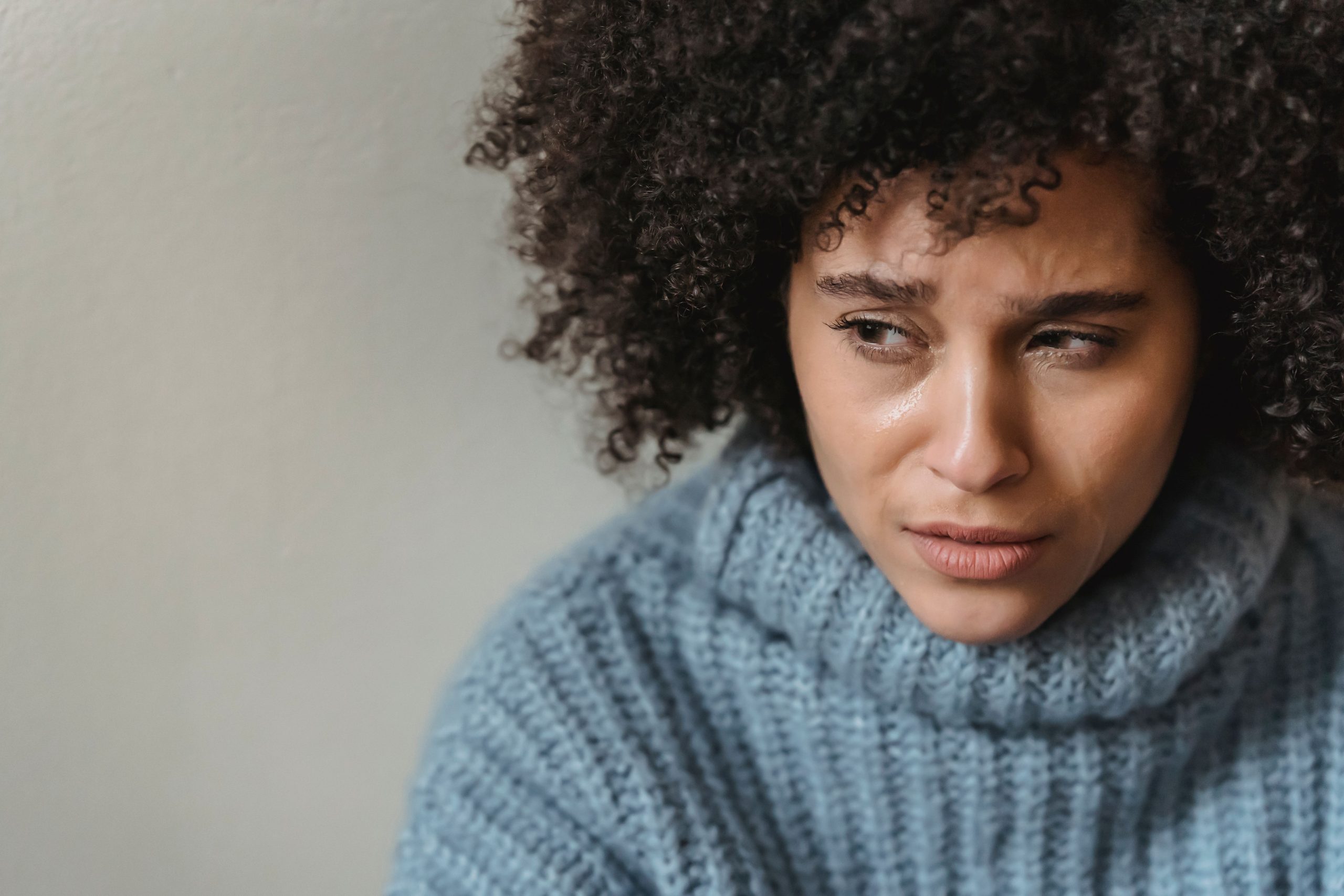 Femme pleurant triste réfléchissant à ses problèmes