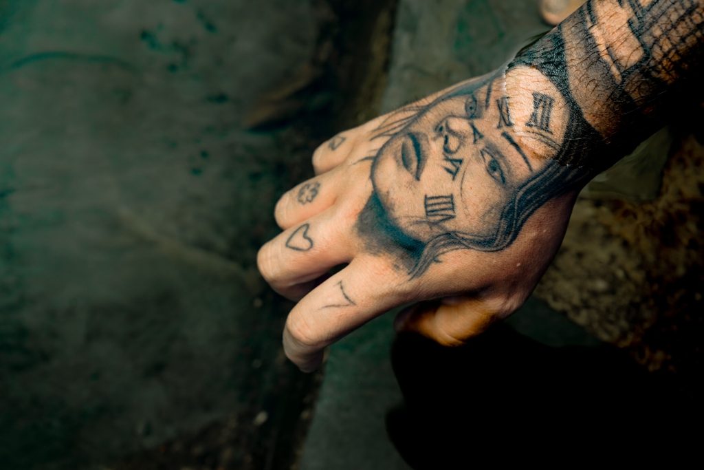 Tatouage en lettres romaines : comment éviter les erreurs ?