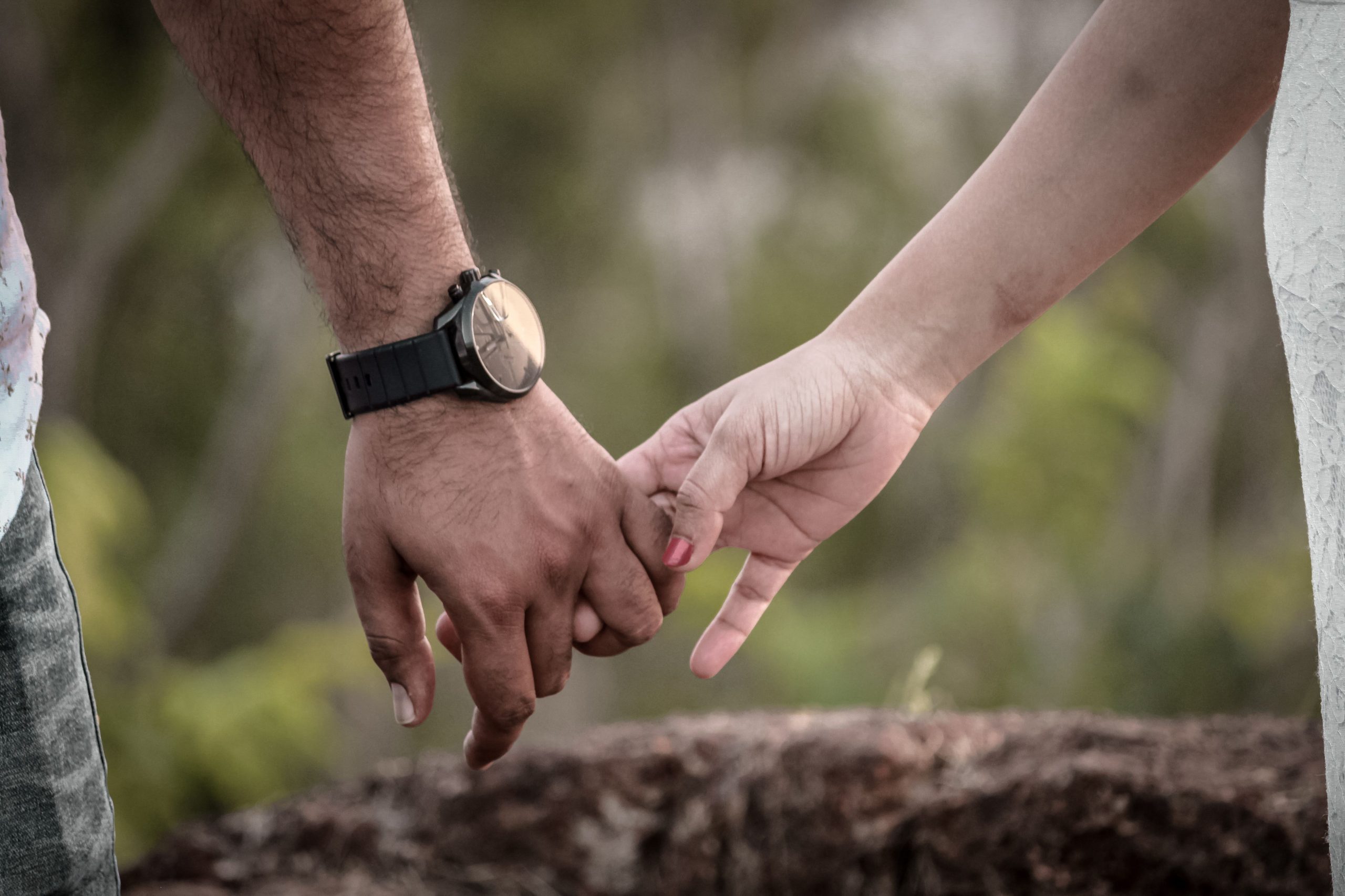 Couple se tenant les mains symbolisant amour