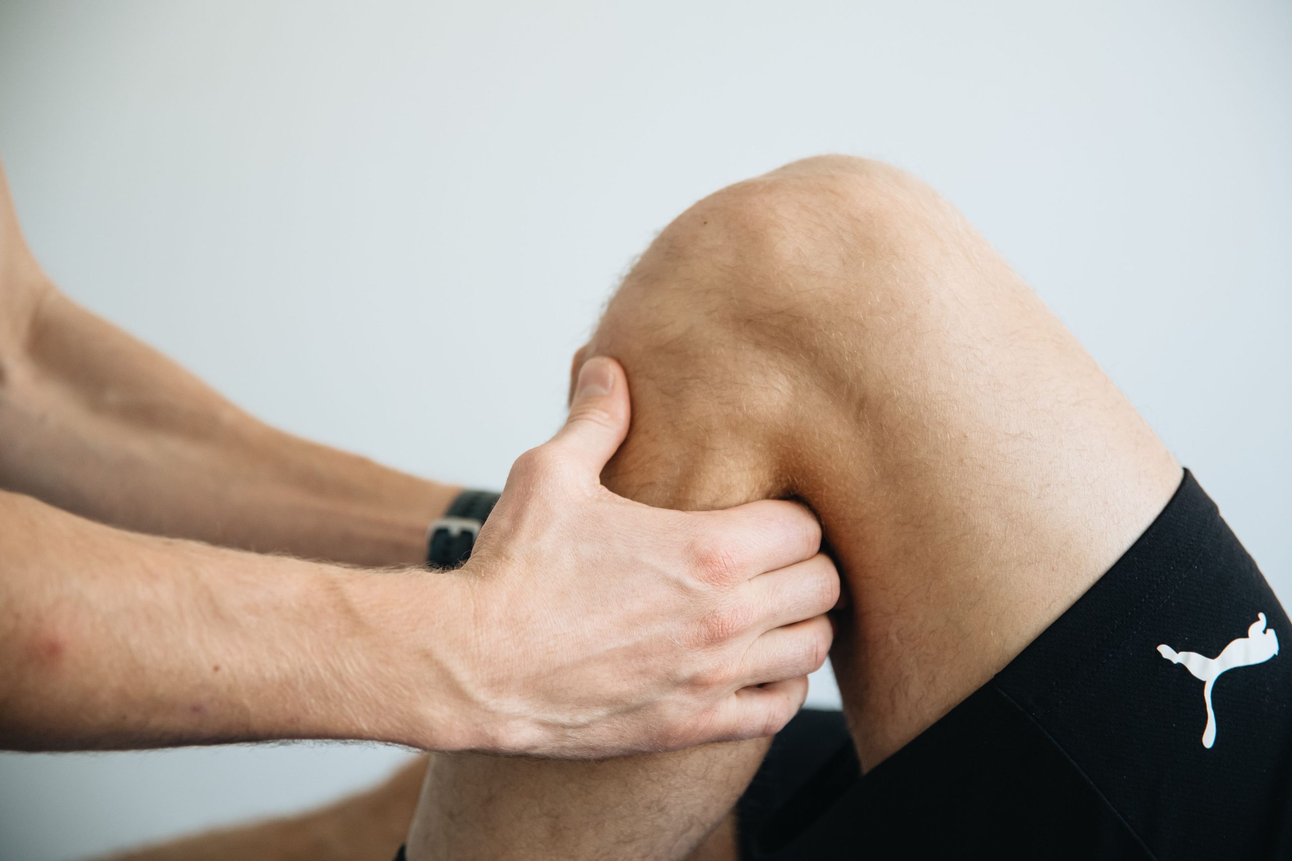 Séance physiothérapie avec massage genou thérapeutique