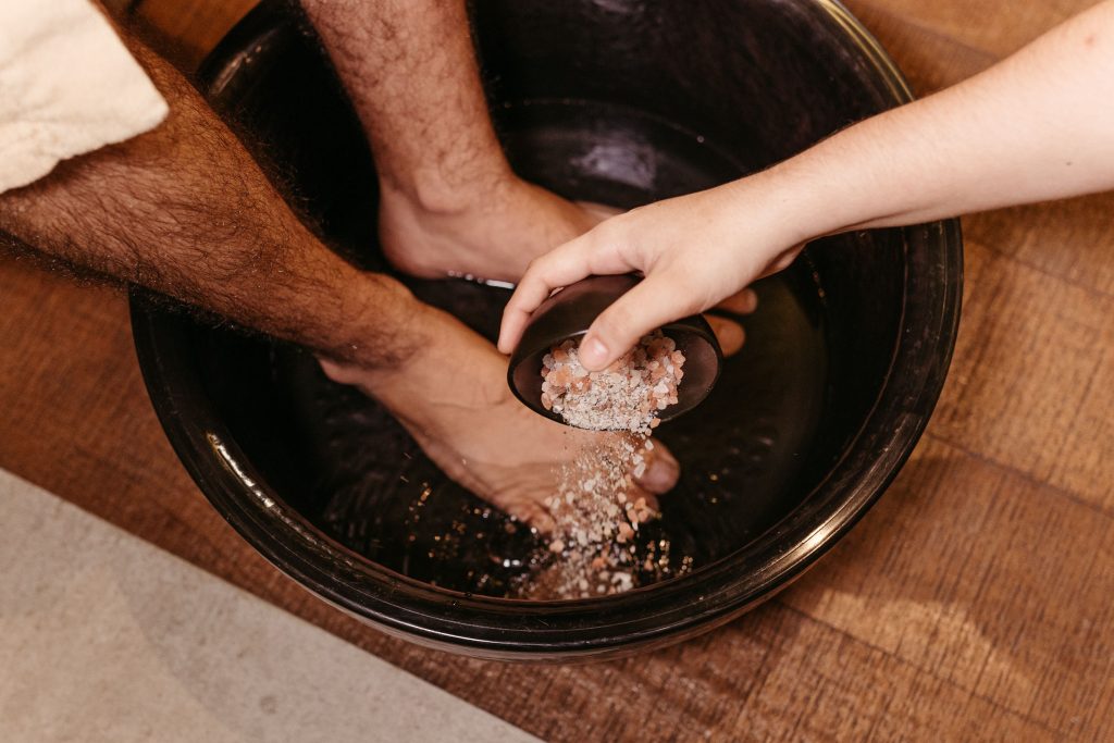 Comment enlever la peau morte des pieds efficacement ?