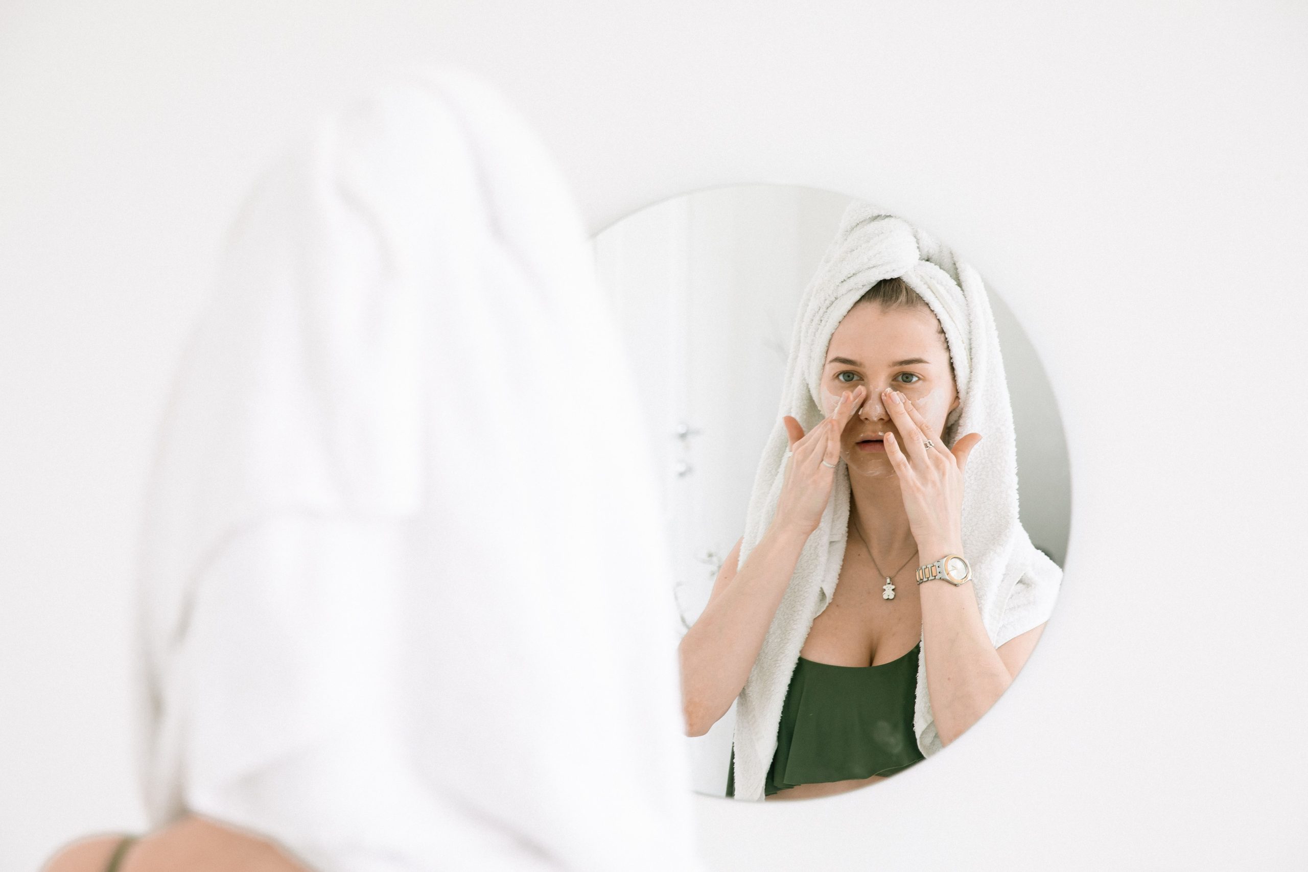 Femme en serviette soignant sa peau