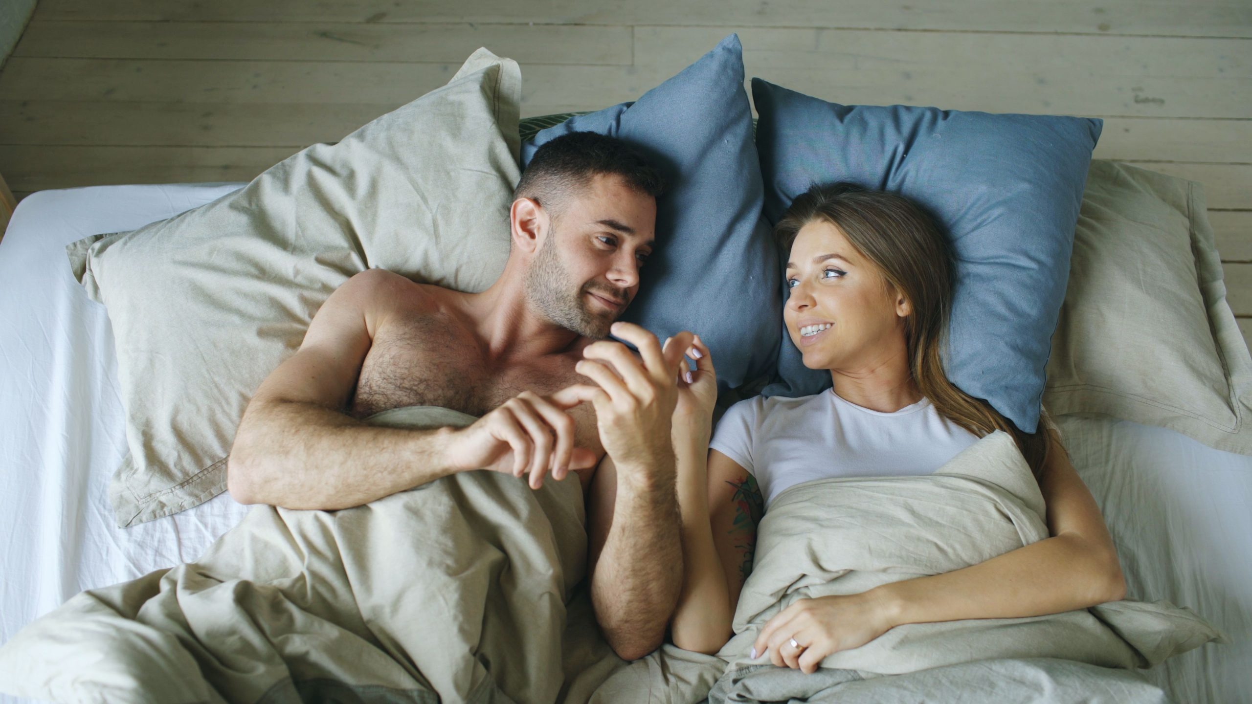 Couple détente au lit discussion matinale