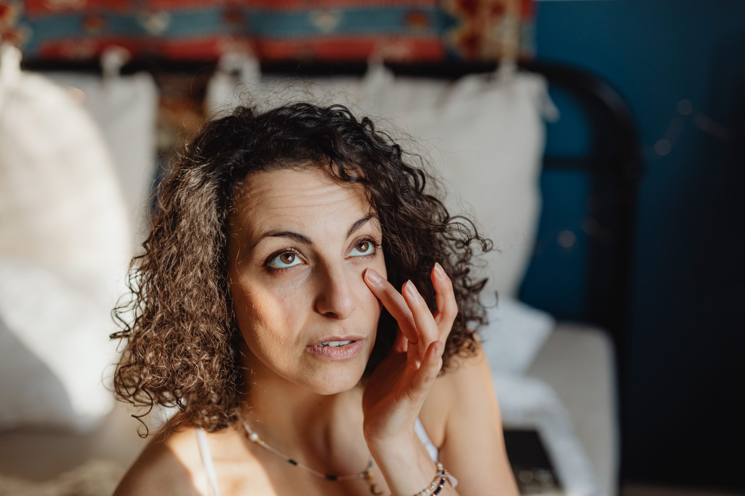 Femme appliquant soin dans chambre ensoleillée