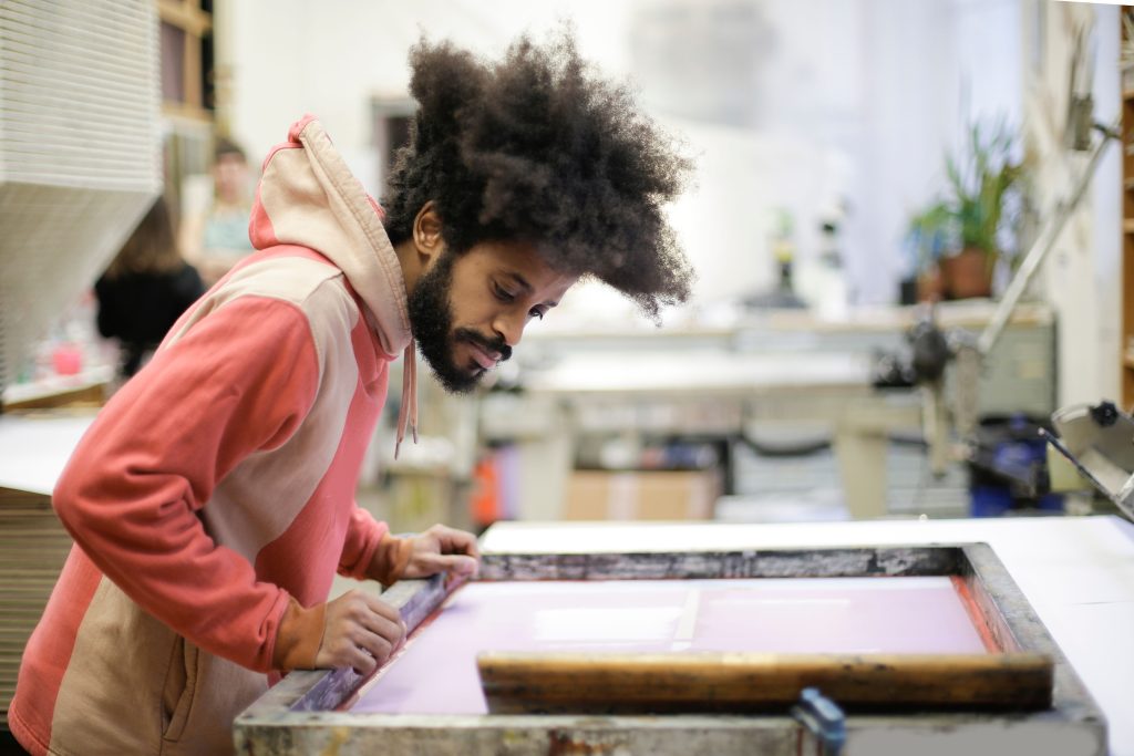 Comment commander un sweat personnalisé à l’unité sans galère ?
