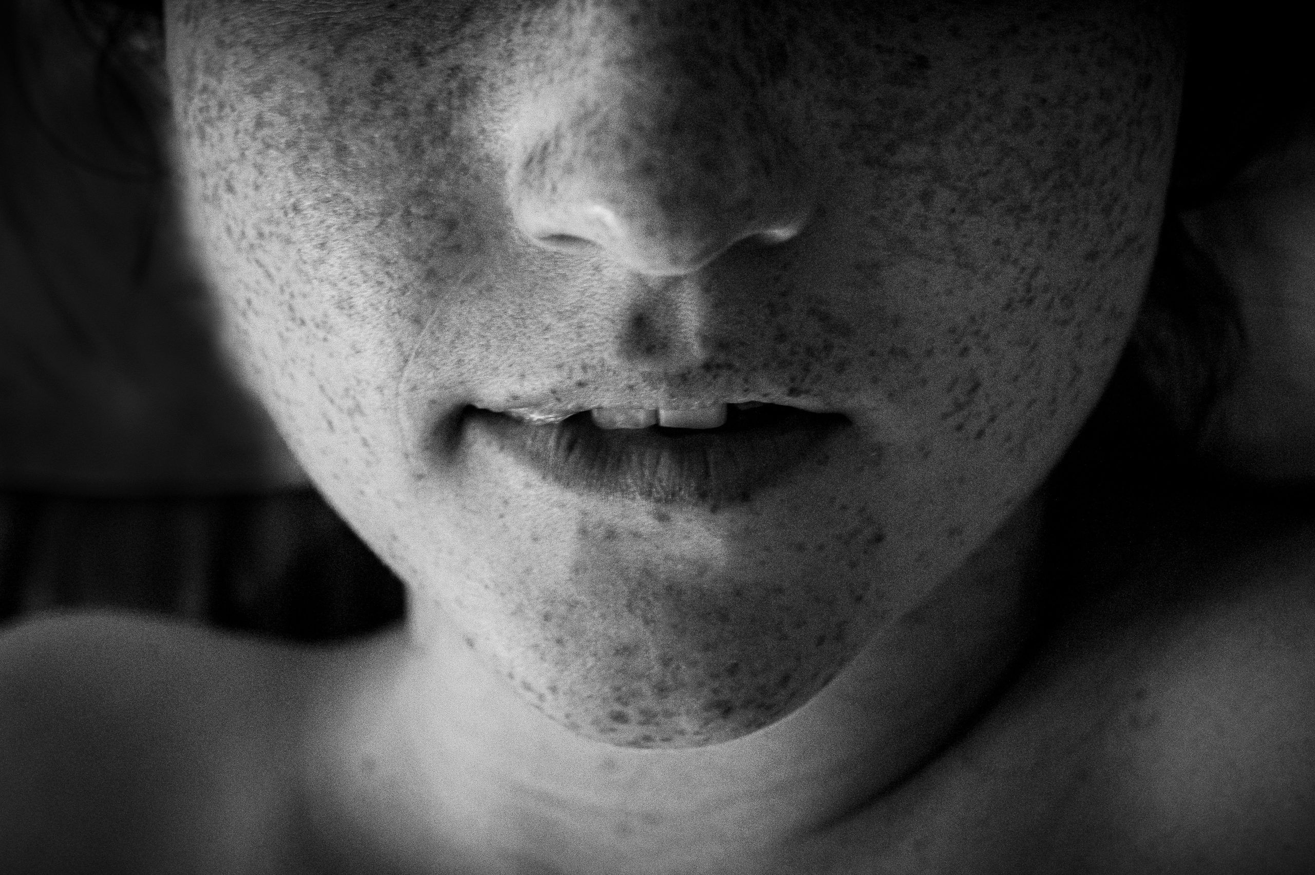 Portrait noir et blanc avec taches de beauté