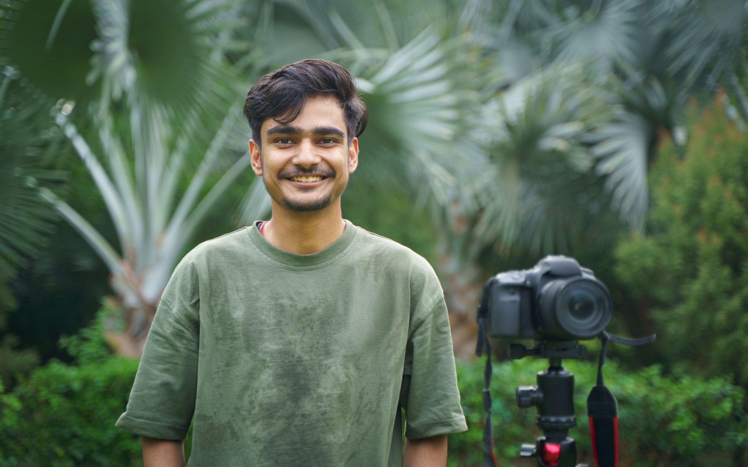 Youtubeur souriante avec caméra en extérieur