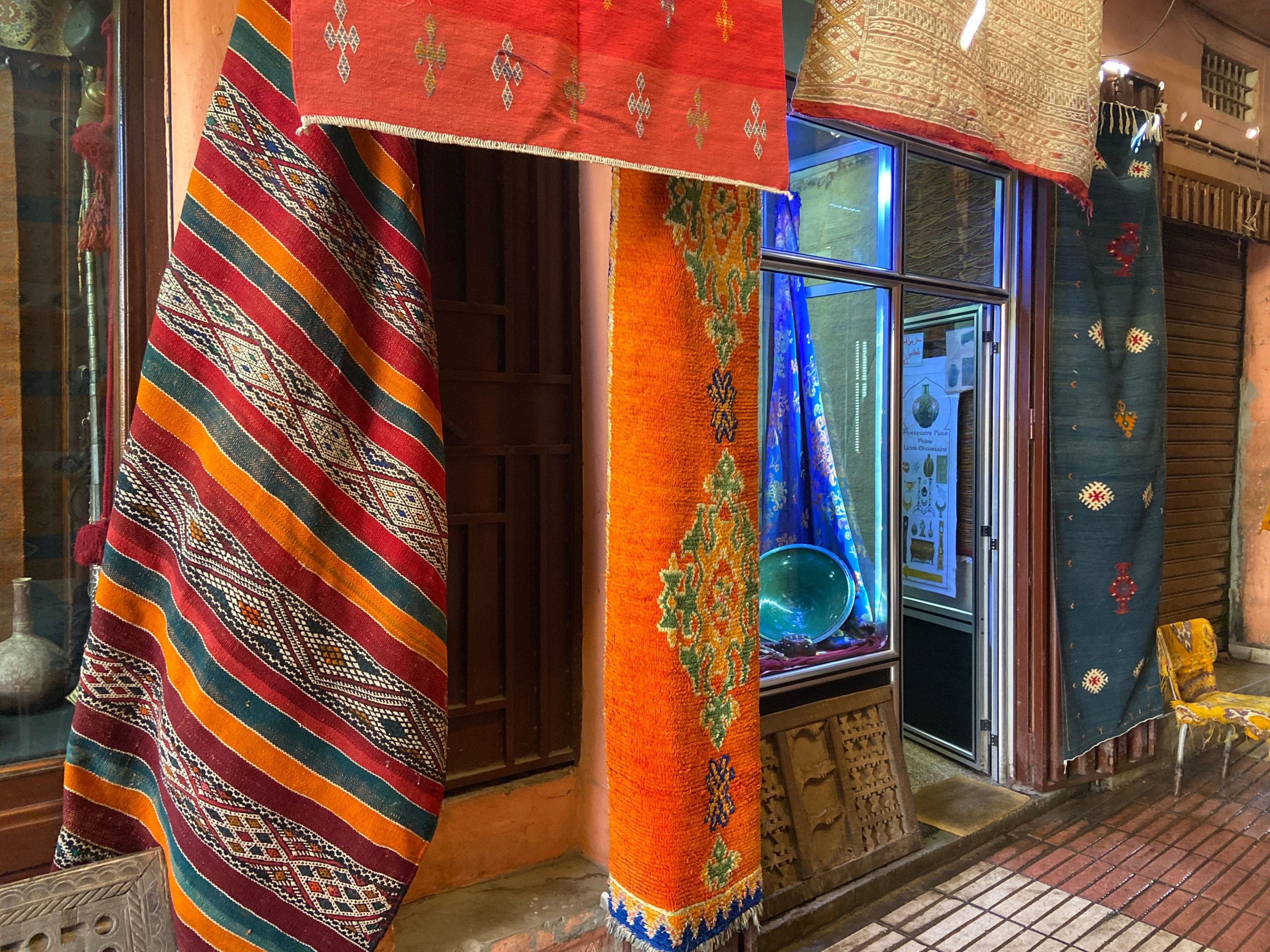 Tapis berbères faits main marché Taroudant Maroc
