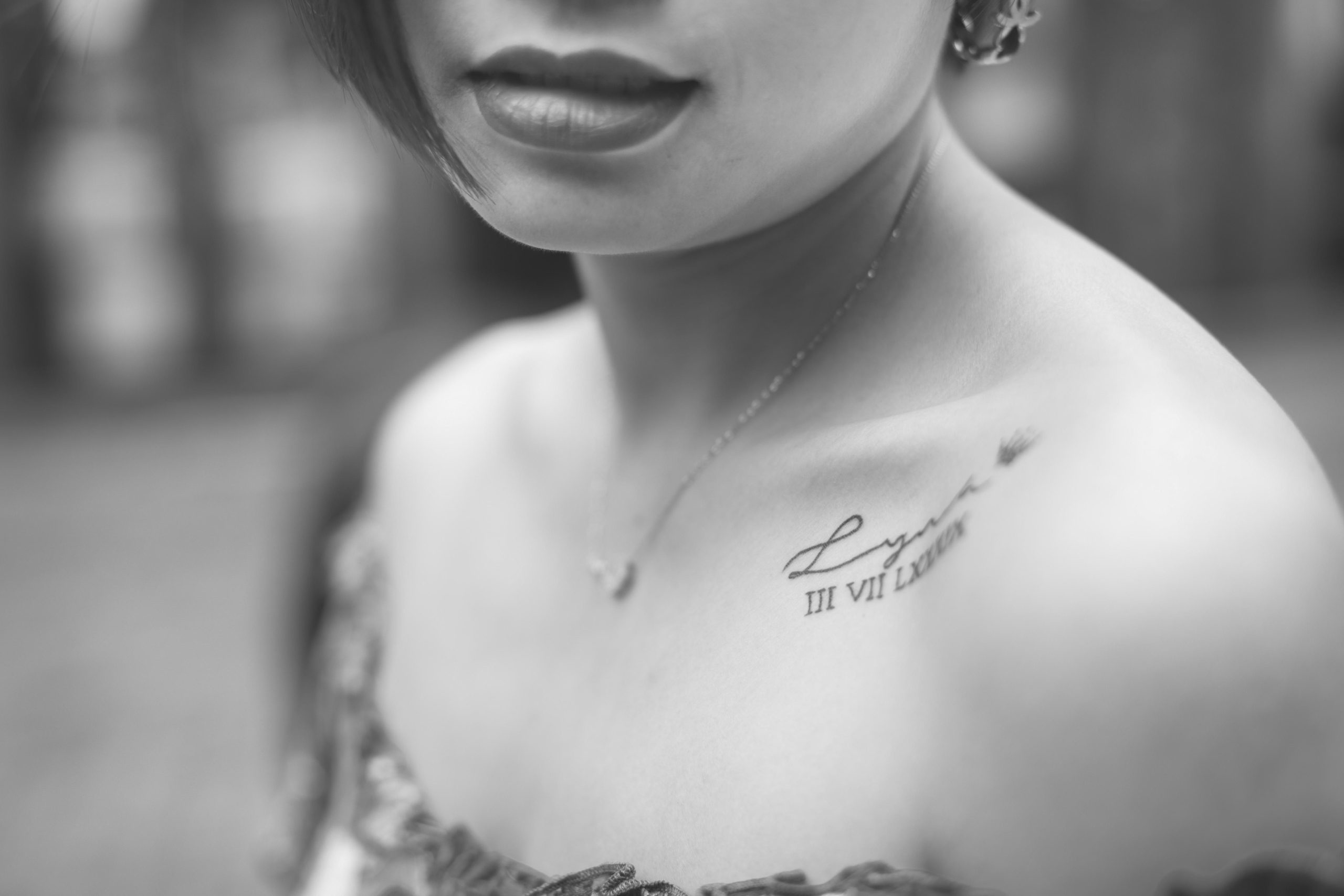 Épaule femme avec tatouage détaillé noir blanc
