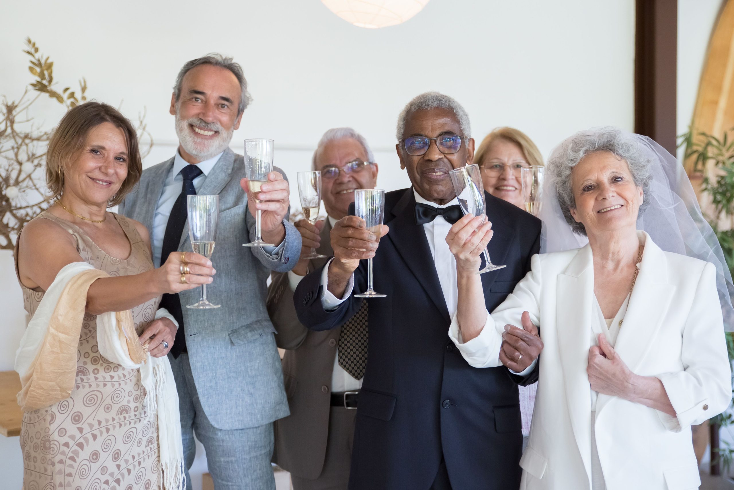 Couple célébrant avec champagne en atmosphère joyeuse