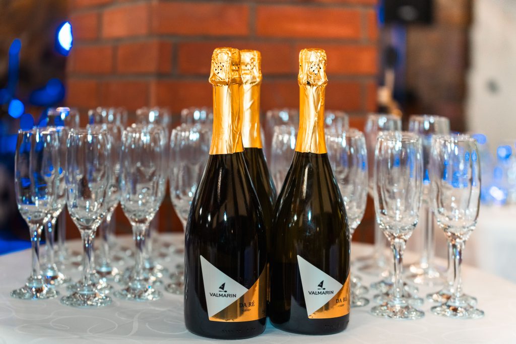Combien de bouteilles de champagne prévoir pour 50 personnes ?
