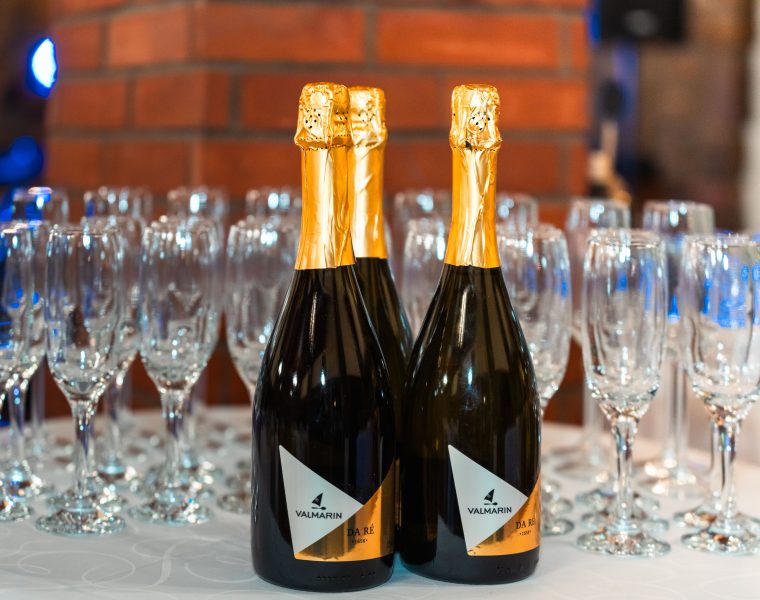 Combien de bouteilles de champagne prévoir pour 50 personnes ?